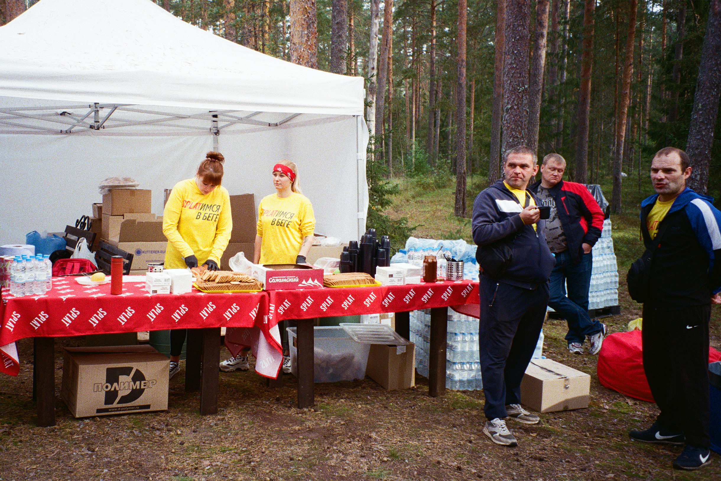 Всем участникам и зрителям бесплатно наливали чай, ближе к старту забегов приготовили кашу. Утром было еще прохладно, поэтому горячие еда и напитки были очень кстати