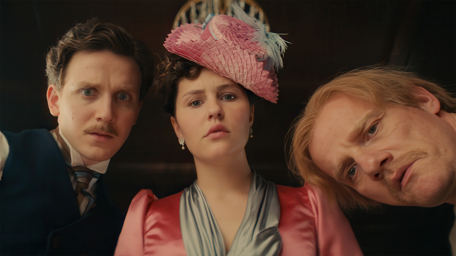 Хотя в фильме много внимания уделено любовной линии, на первом плане все равно оказывается сложная динамика отношений между простым работягой Левшой и интеллигентом Петром Огаревым