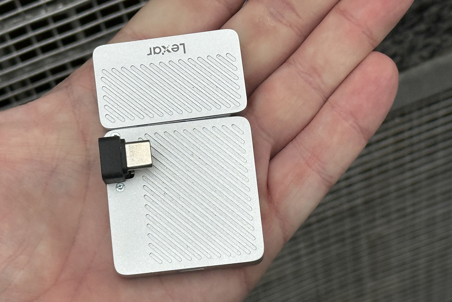 Максимально компактное хранилище на 1 Тб для iPhone. Незаменим для видеографов, блогеров и просто любителей постоянно снимать видео