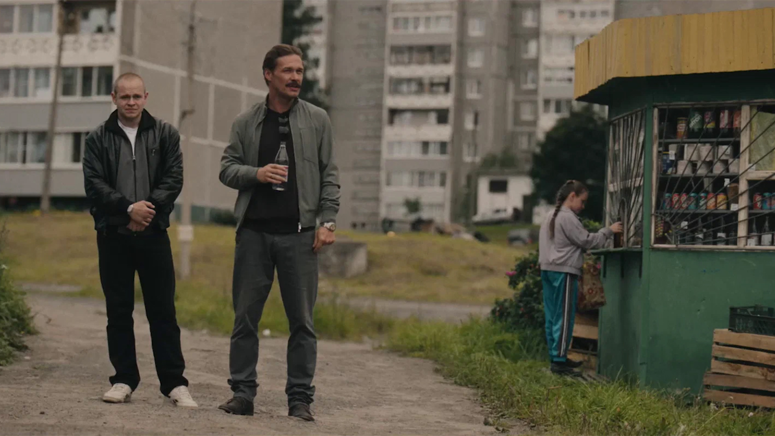 Если убрать из кадра киоск-наливайку, панельный дворик образца 1990-х будет невозможно отличить от Хабаровска нашего времени