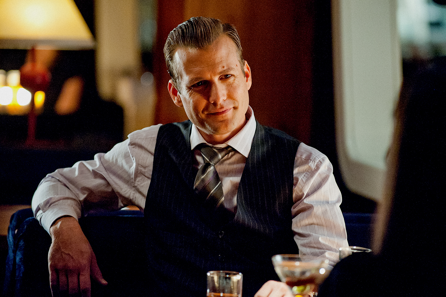 Гэбриел Махт, исполнивший роль Харви Спектера, извинялся перед всеми, кто под впечатлением от «Форс-мажоров» поступил на юрфак и только после выпуска понял, что реальная работа на самом деле выглядит иначе. Кадр: Suits / USA Network