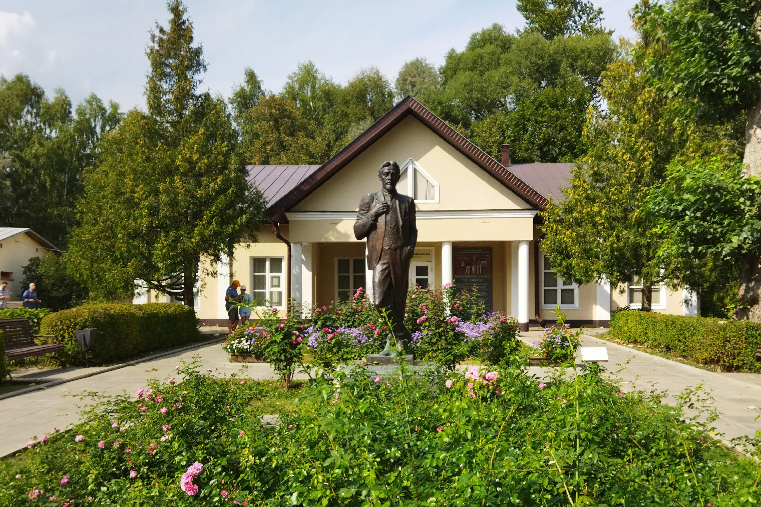 На входе в усадьбу стоит памятник Чехову