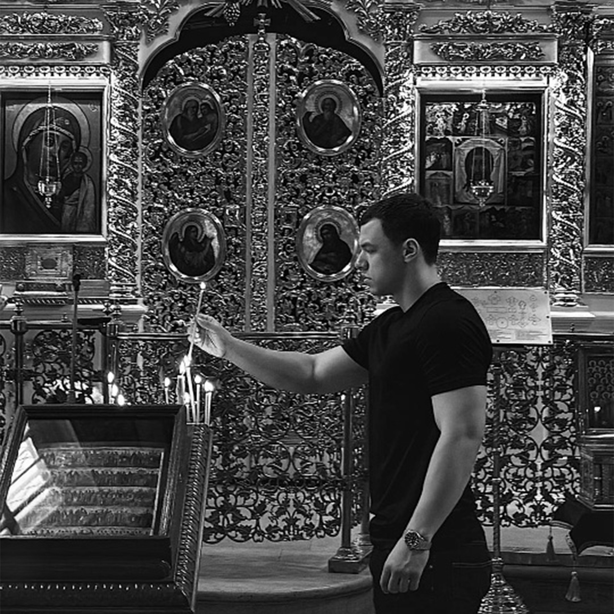 Интерес к религии у рэпера появился примерно в 18 лет. Сейчас религиозные образы можно увидеть в его соцсетях и на обложках синглов. Источник: соцсети Macan