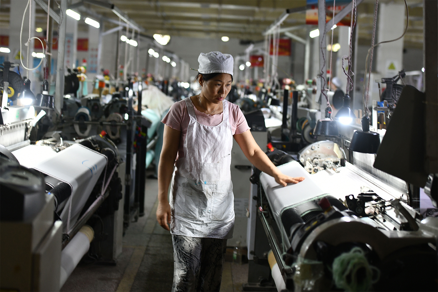 Фабрика по производству изделий из шелка в городе Фуян, Китай, июль 2024 года. Фотография: CFOTO / Getty Images