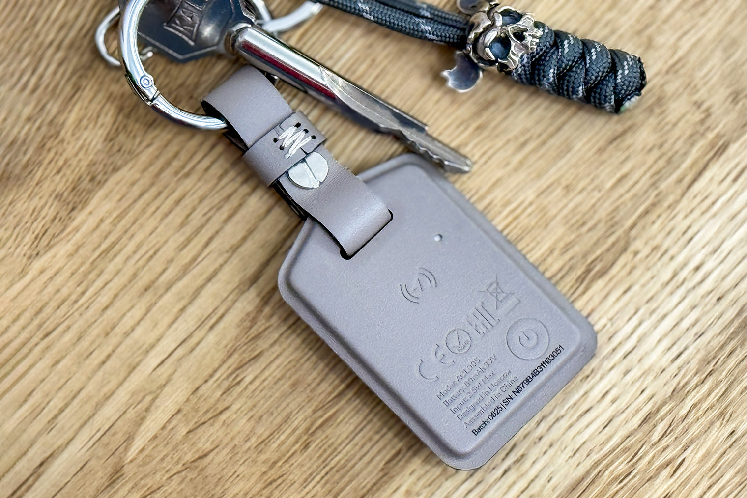 Кнопка не выпирает и не выделяется на корпусе. Выше видно отверстие для светодиода