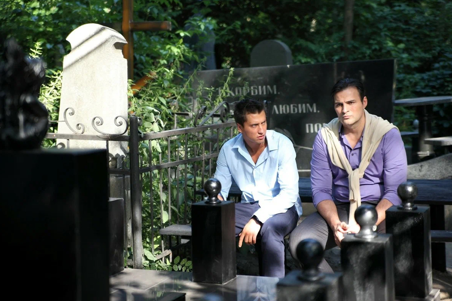 Двигателем сюжета первых трех сезонов становится поиск ответа на вопрос, кто убил мать Игоря