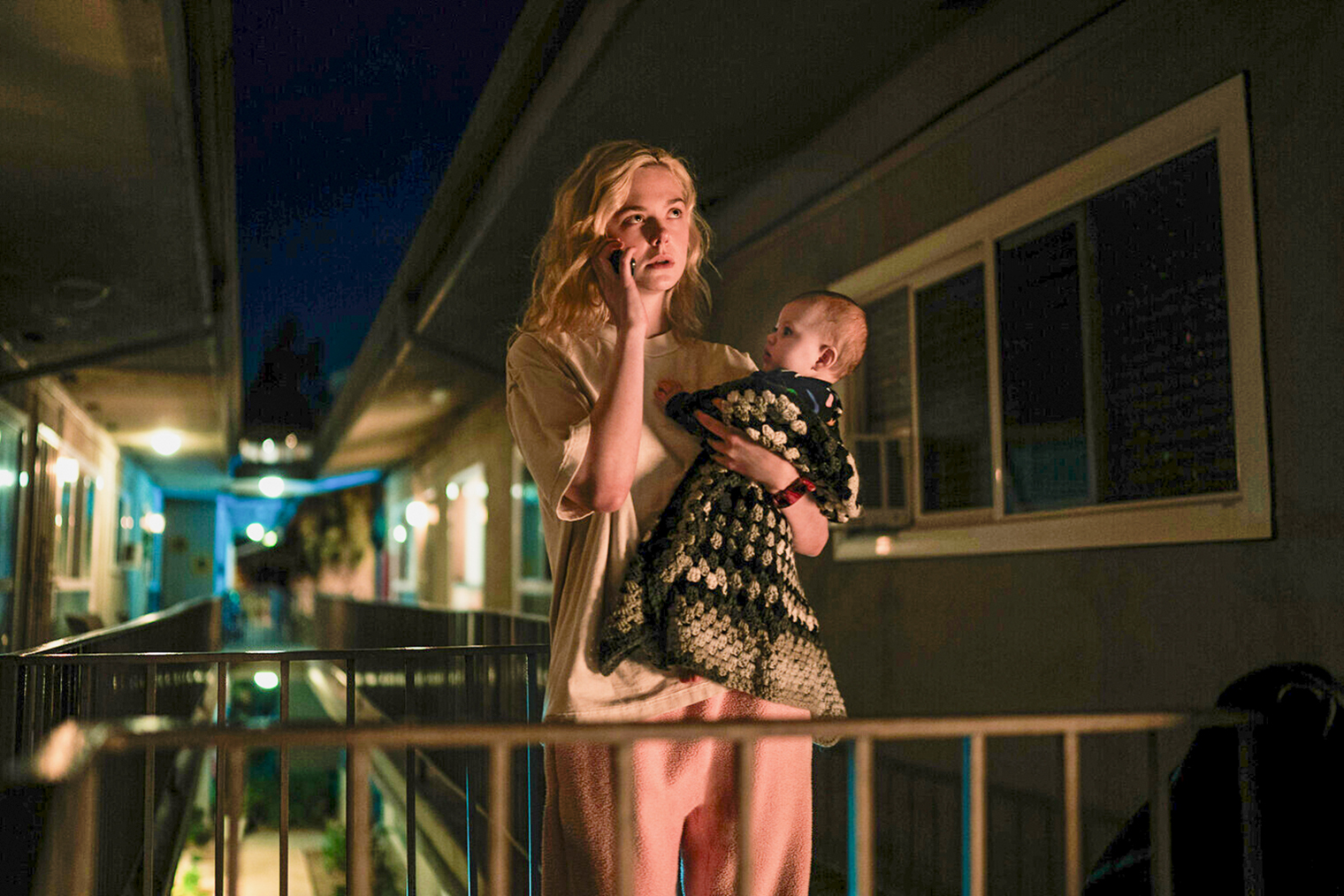 Далеко не все поддерживают Марго. Она живет с тремя соседками, две из них осуждают героиню за роман с профессором, а затем выражают недовольство из-за плача ребенка по ночам. Это все только усиливает стресс молодой матери