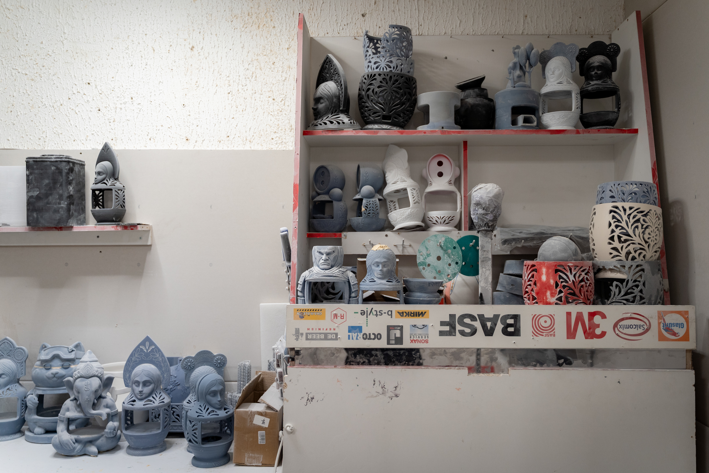 Полка с заготовками и прототипами подставок