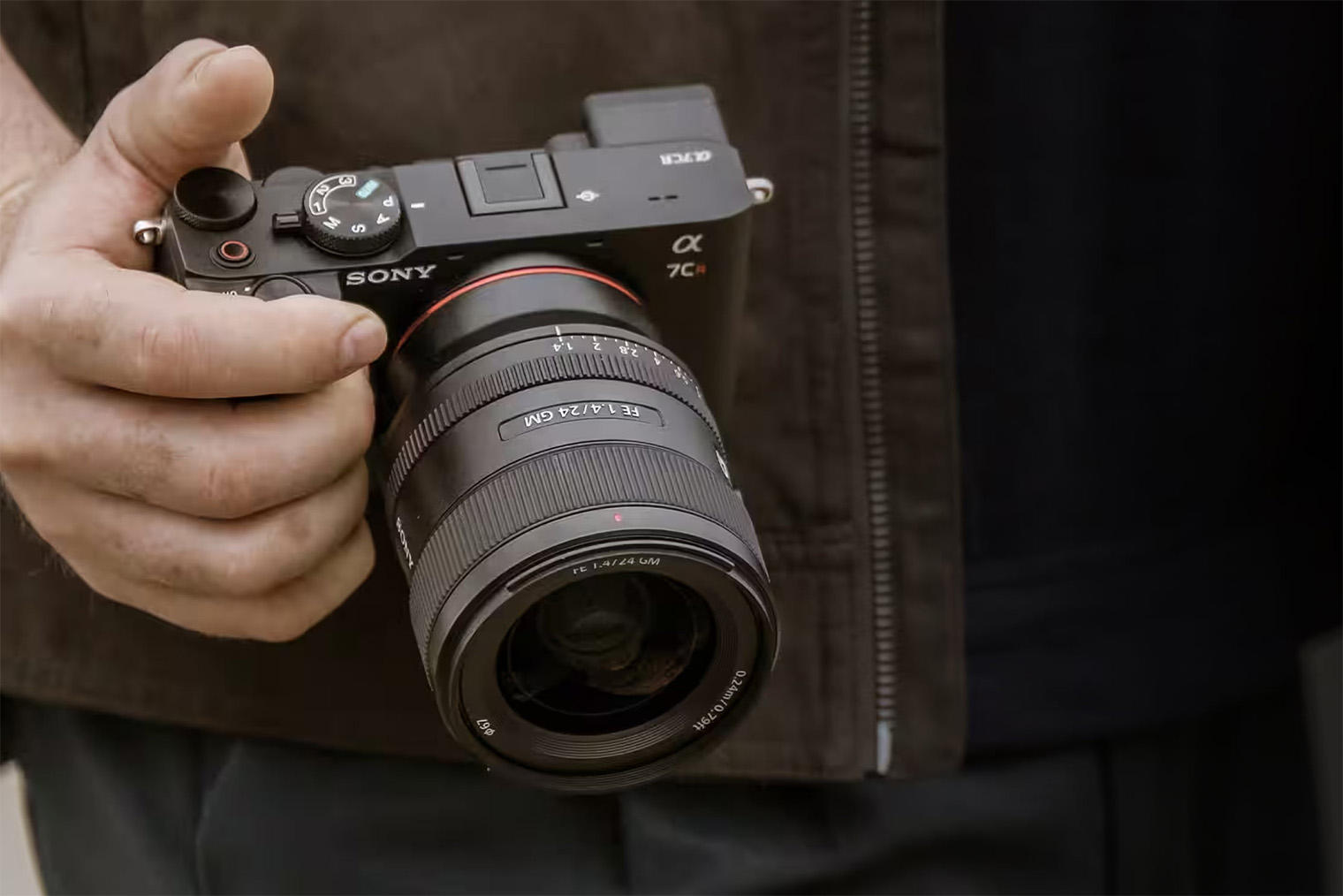 Sony A7CR — самый компактный полнокадровый фотоаппарат на рынке. Источник: sony.com
