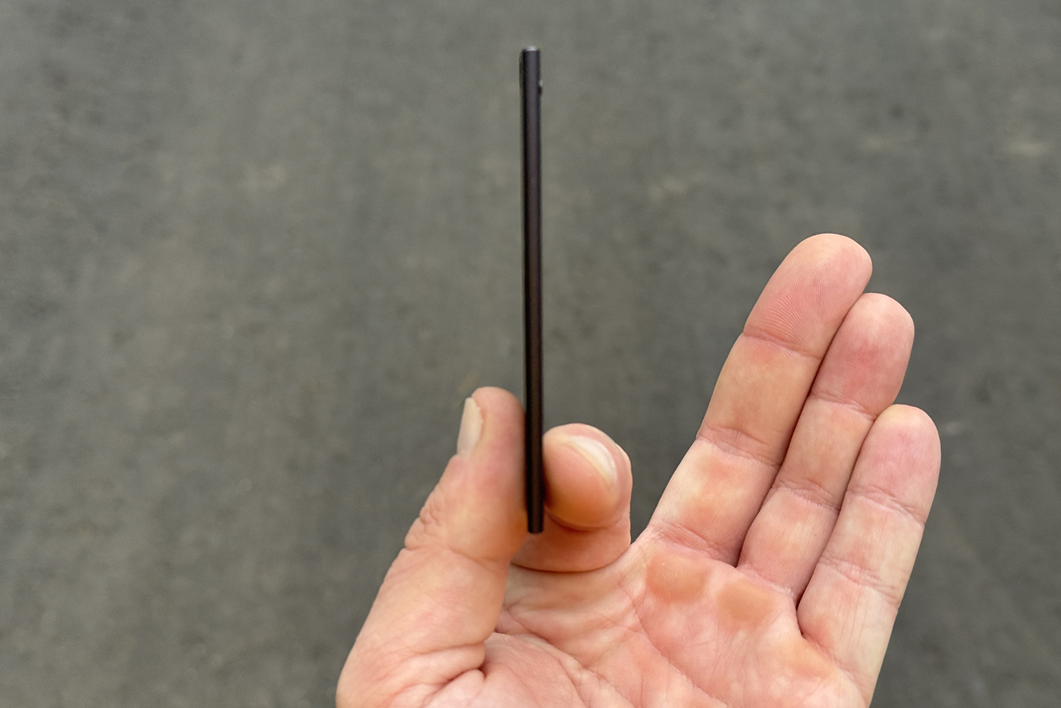 Диктофон TicNote настолько тонкий, что камера с трудом фокусируется на нем в профиль