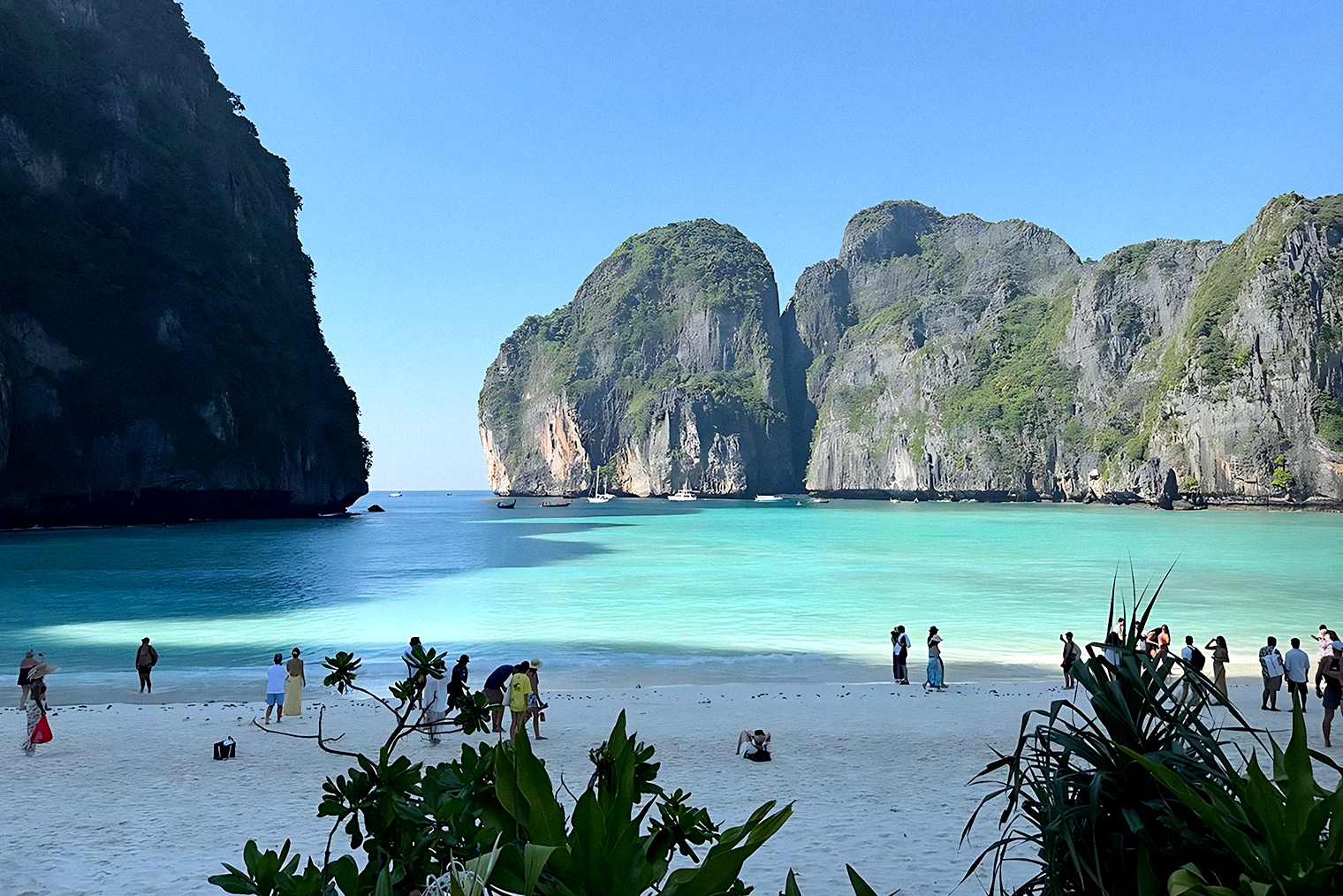 Тот самый пляж на острове Джеймса Бонда и впечатлившие меня скальники