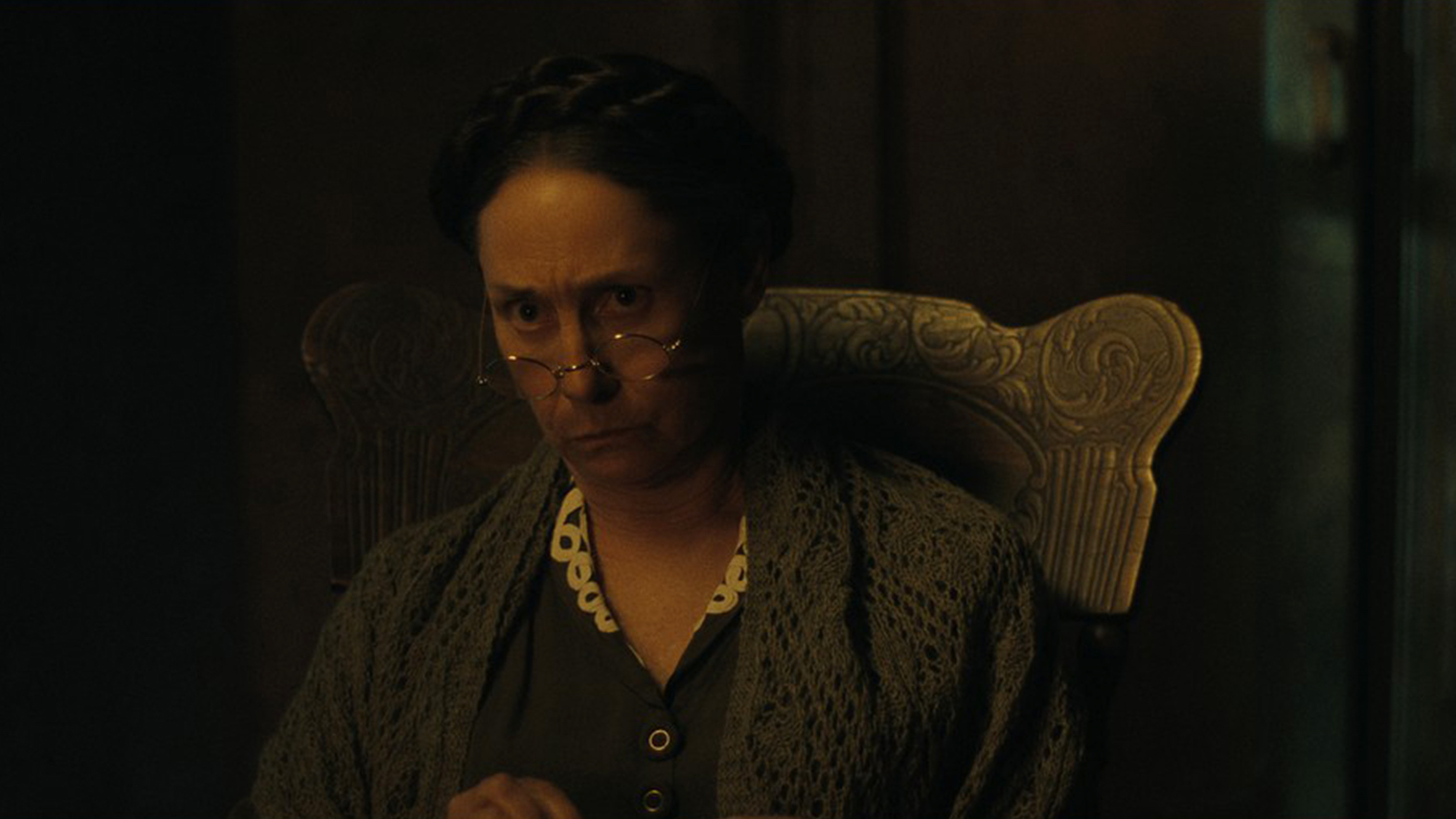 У Эда Гина действительно была жестокая мать. И она правда считала даже сожительство с женщиной вне брака грехом. При этом маньяк очень любил Августу — и даже мечтал ее воскресить