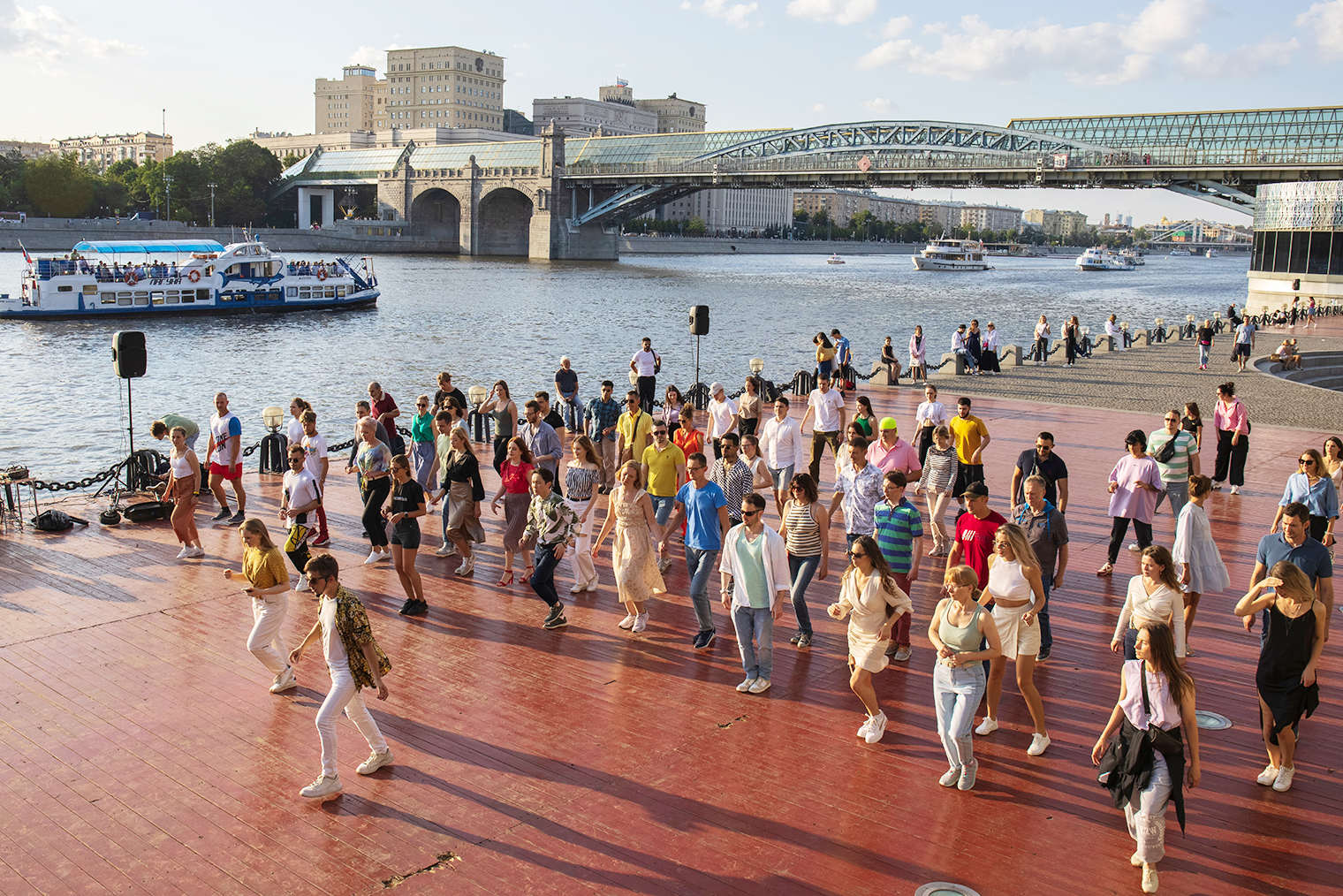 На танцплощадке в парке Горького летом собираются любители латиноамериканских танцев. Фото: Kaliva / Shutterstock