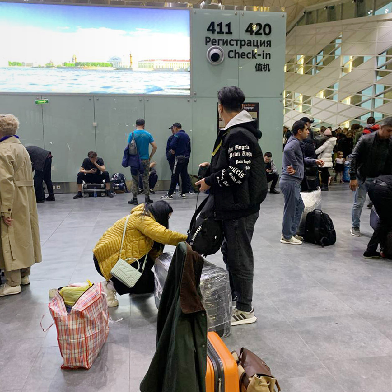 Лена посоветовала замотать чемодан в пленку: в ташкентском аэропорту не особо бережно обращаются с вещами