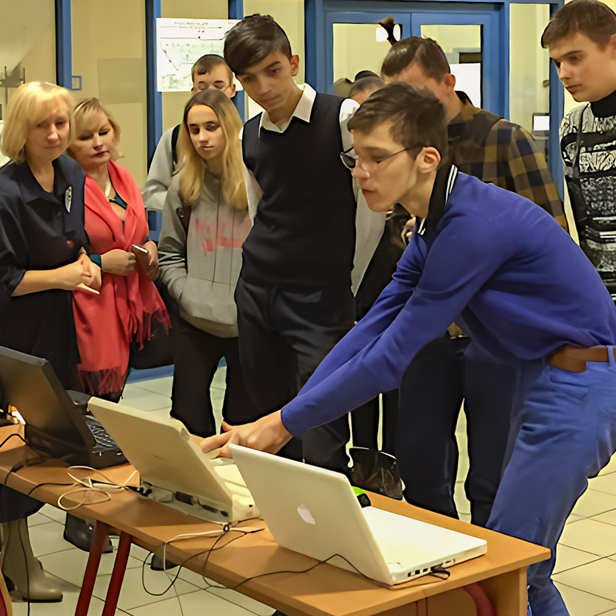 Андрей демонстрирует свою коллекцию в колледже