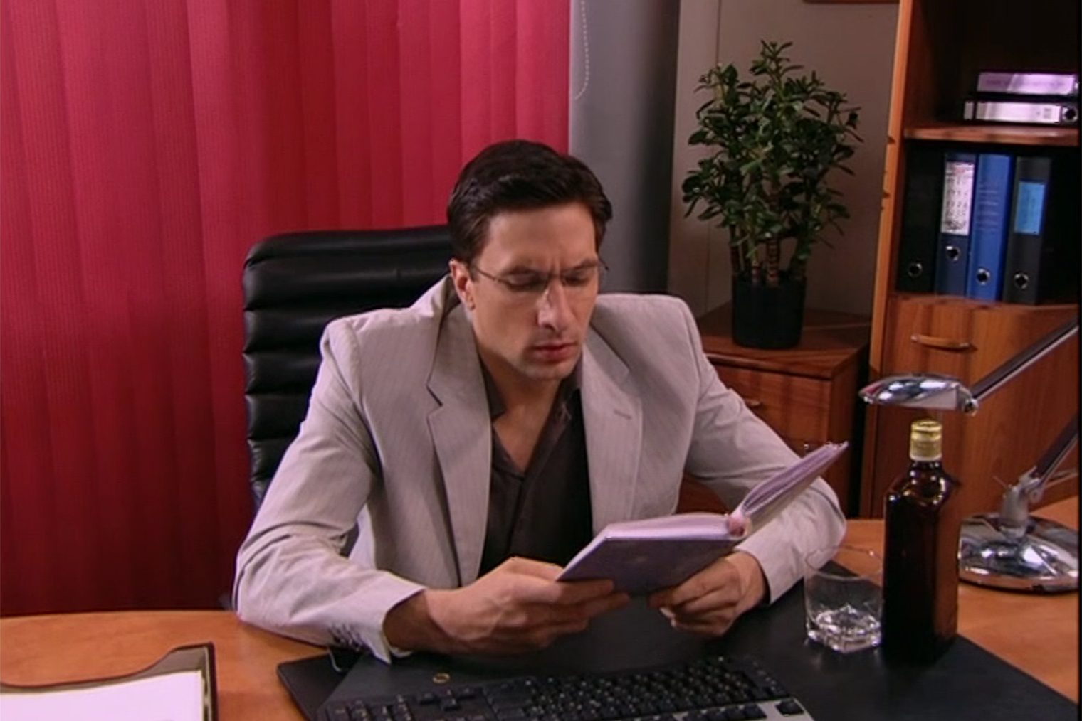 Жданов читает второй, якобы фальшивый, дневник Кати — не без бутылки. Кадр: СТС