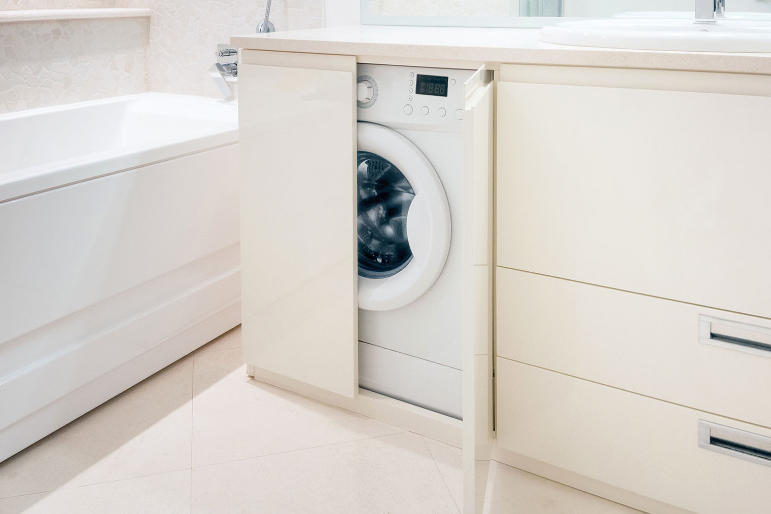 В такой конфигурации стиральную машину невозможно просушить. © Yaya Photos / Shutterstock / FOTODOM