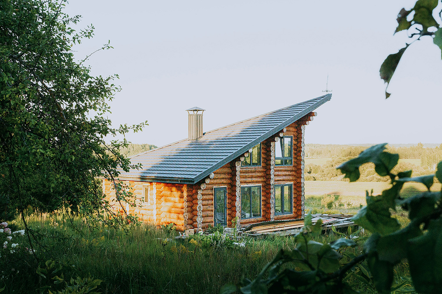 Чтобы реализовать такую картинку — дом с верандой на краю луга, важно, чтобы рядом не было соседей. Фотография: Artem Balashevsky / Unsplash