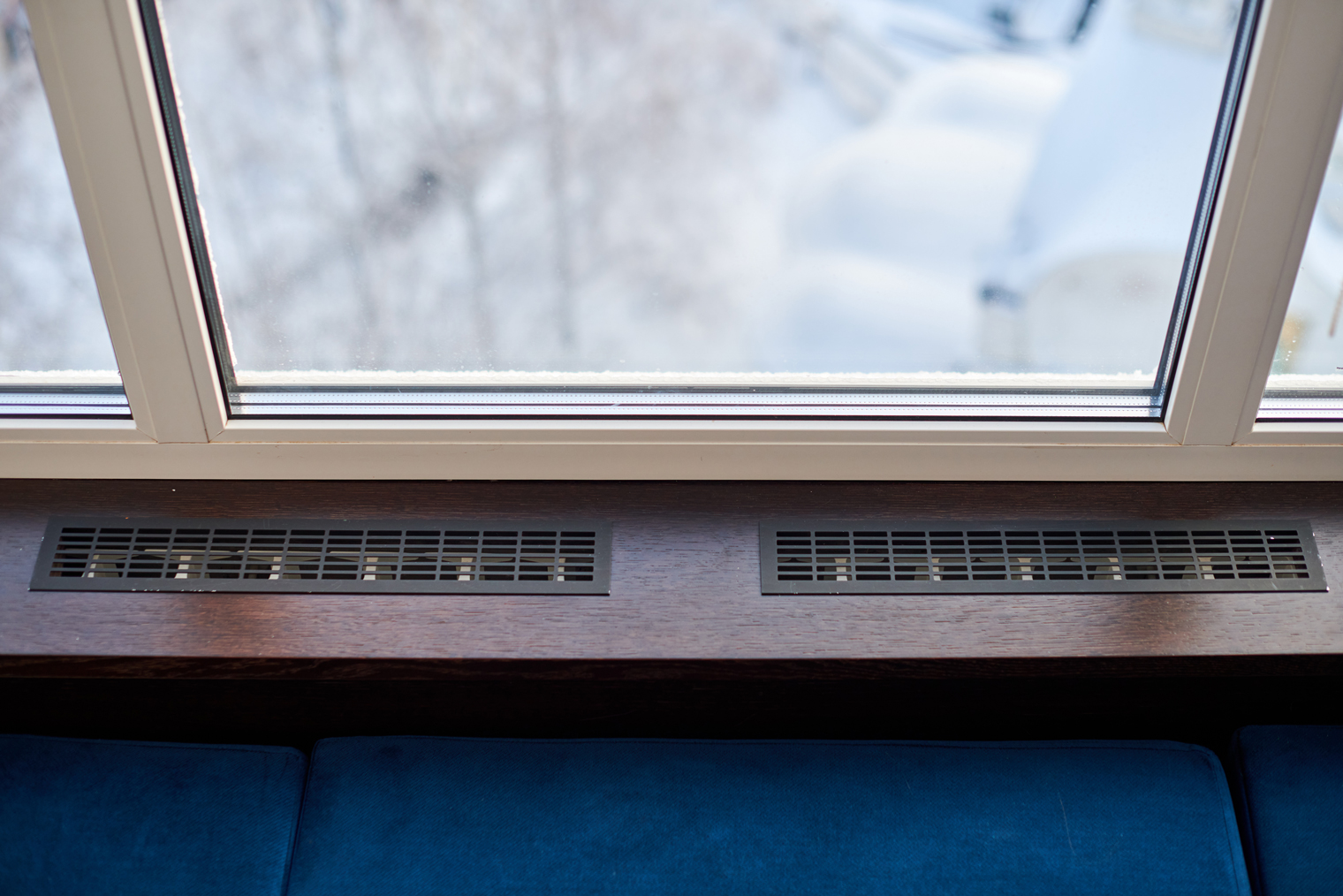 Вентиляционную решетку нужно устанавливать всегда, когда батарея закрывается столешницей. Фотография: travelarium.ph / Shutterstock / FOTODOM