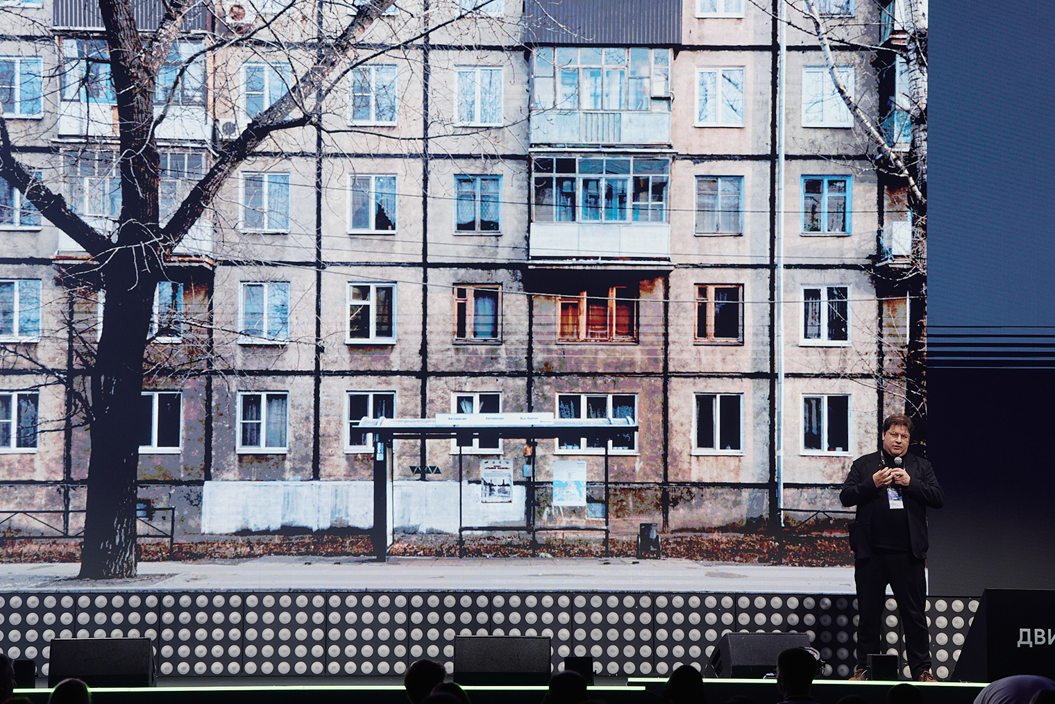 Молодежи не захочется жить в обычной панельке. Специалисты КБ «Стрелка» рассказали, что зумерам важен визуал — заваленные барахлом балконы вкупе со старыми фасадами их не устроят. Фотография: форум «Движение»