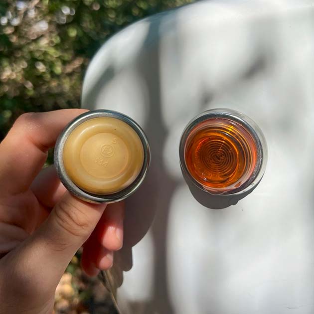 Слева — повторитель, который стоял на машине. Установил новый за 200 ₽ с «Авито» — он справа