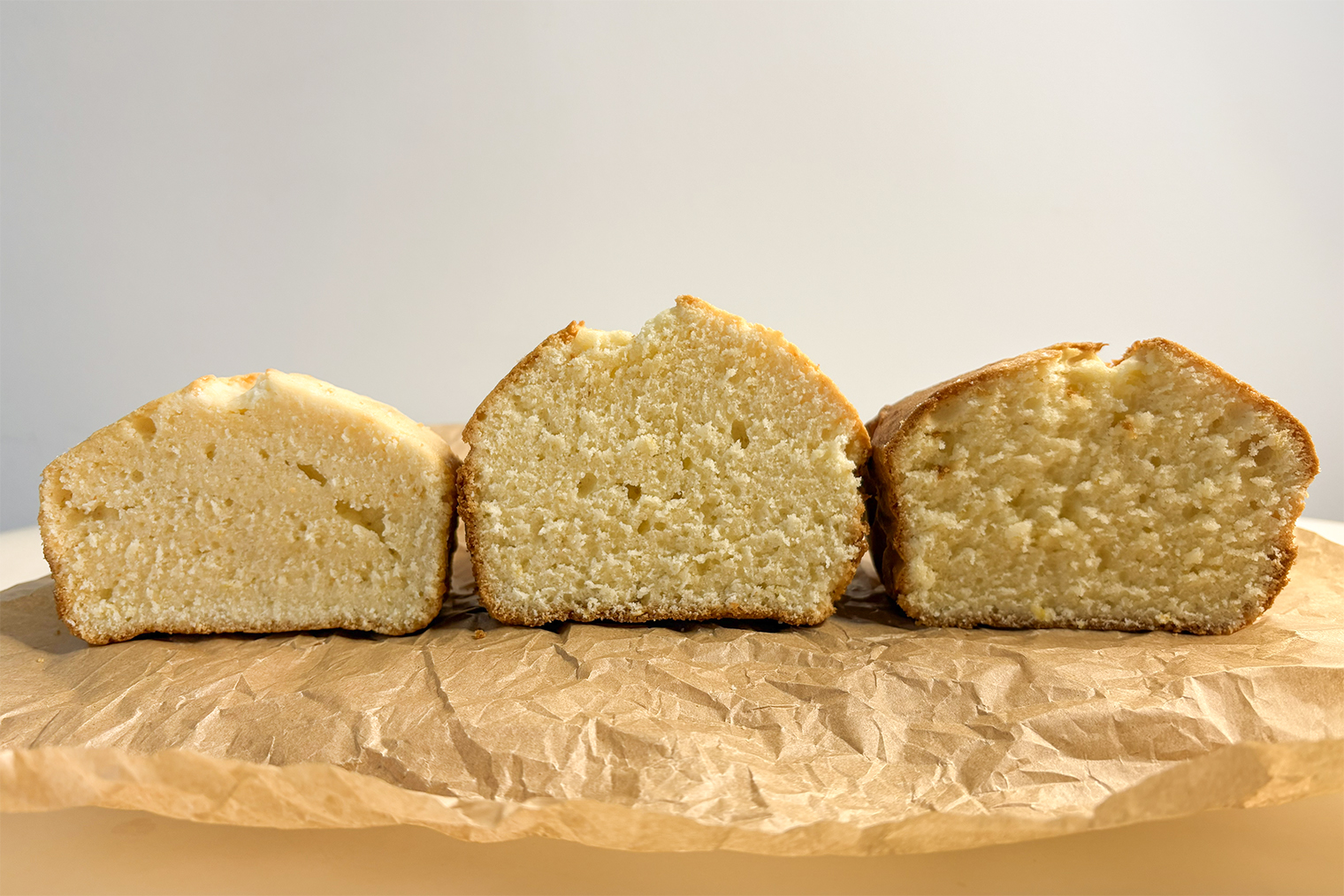 Сравнение мякиша кекса по уровням духовки слева направо: нижний, средний, верхний