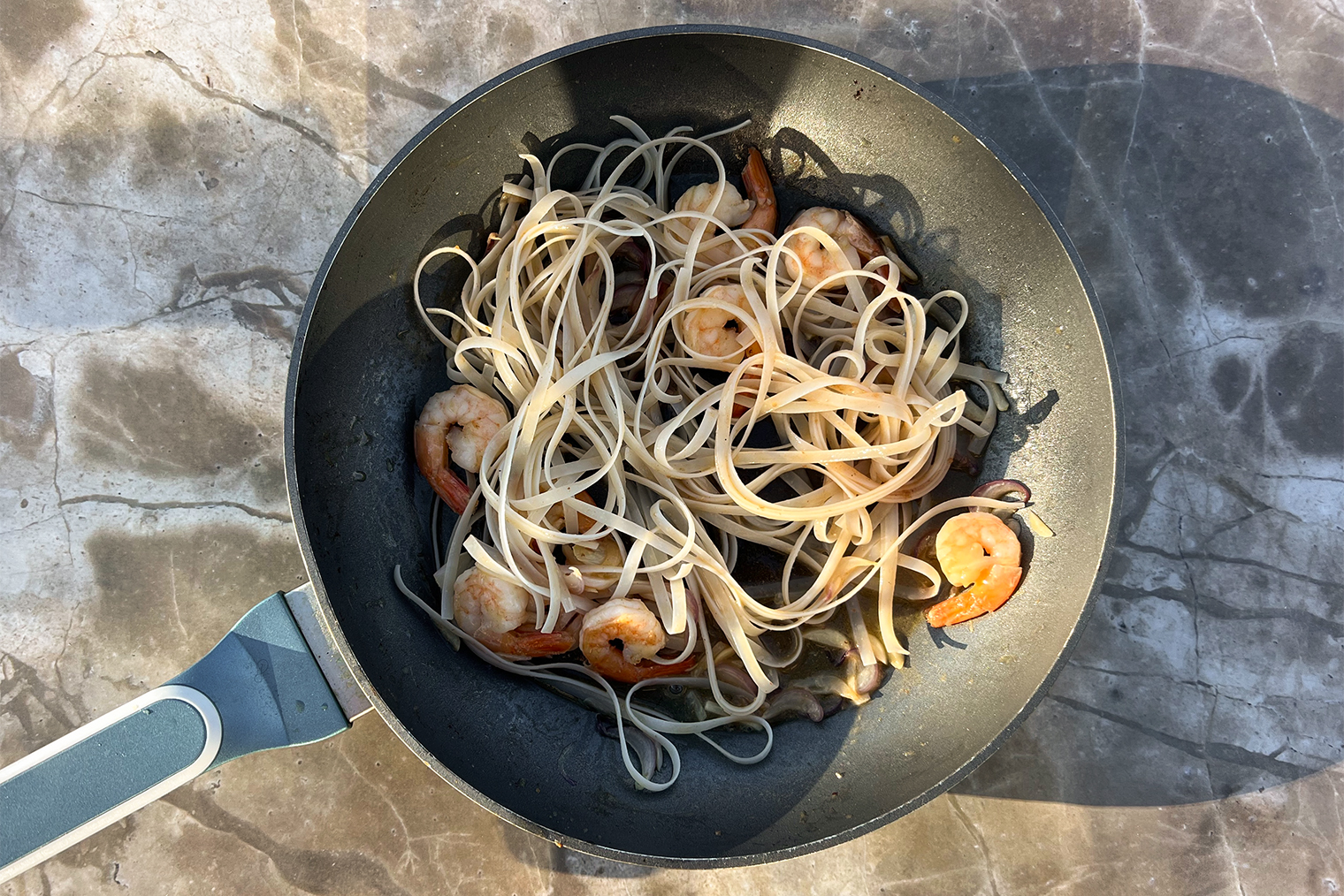 Если соус уже уварился, а лапша еще плотная, добавьте немного воды и готовьте 1—2 минуты