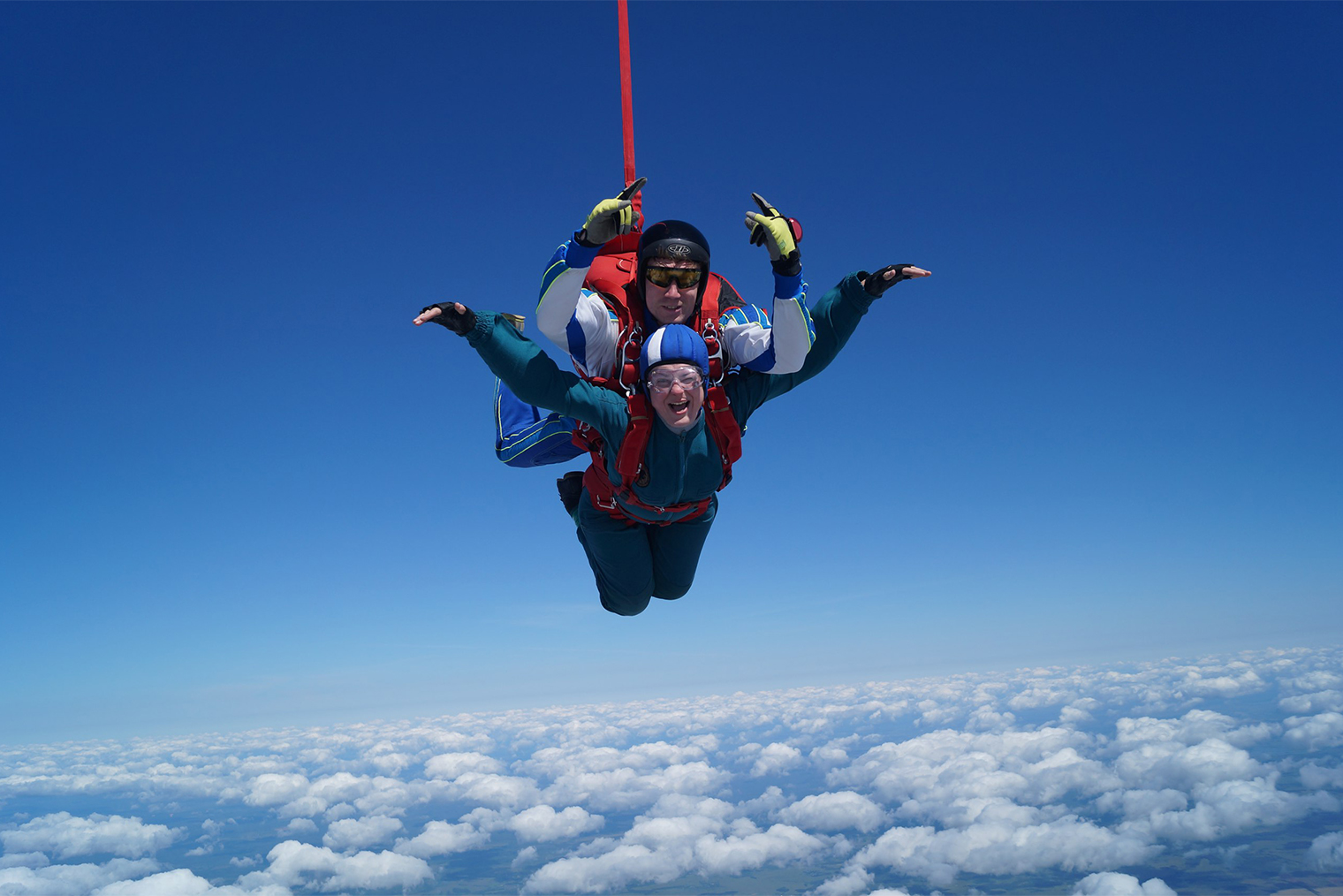 Свой полет я засняла — заказала видеосъемку. Было сложно улыбаться на камеру из-за сильного ветра, но я справилась