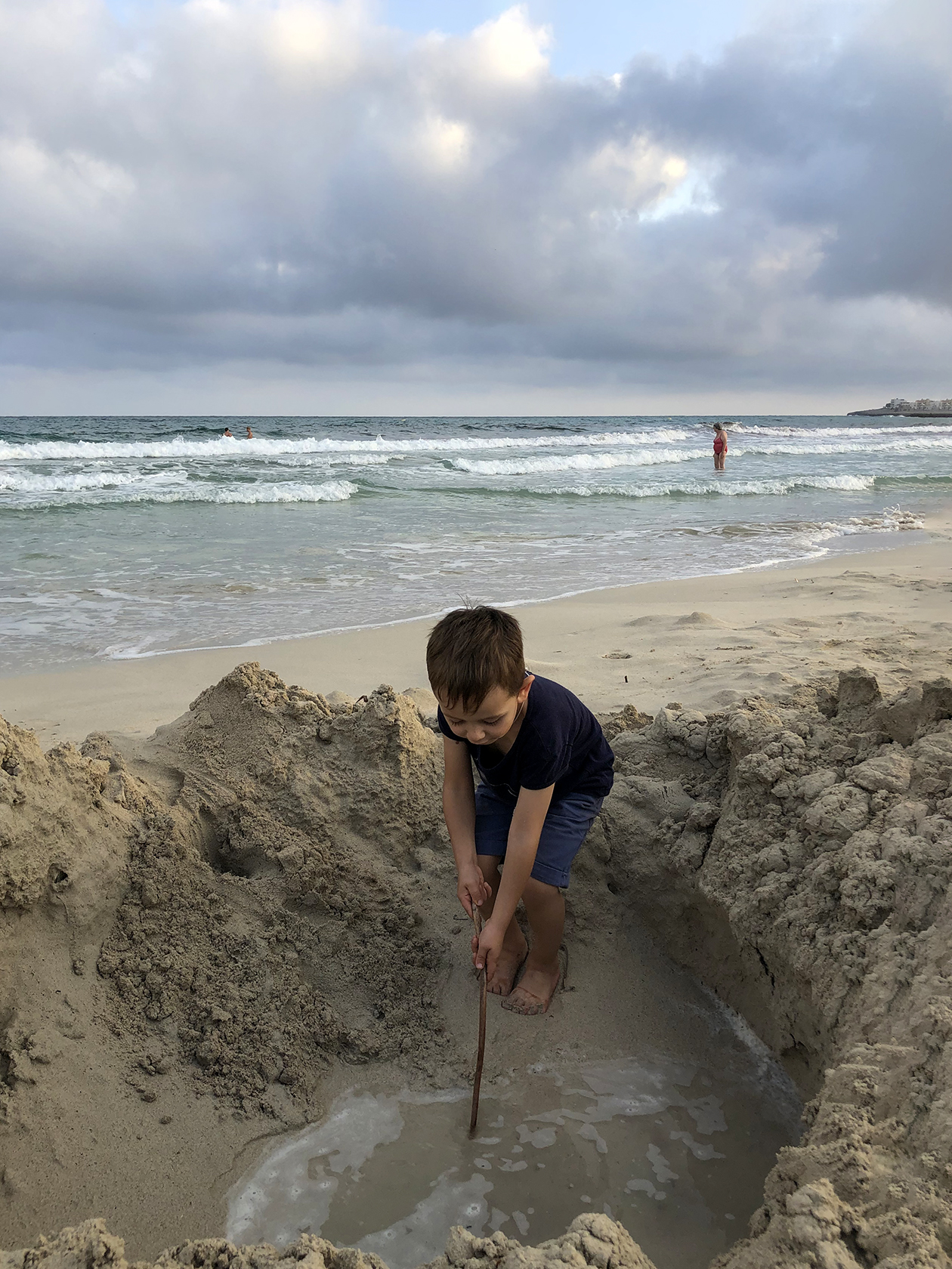 На море дети любят не только плавать, но и играть в песок