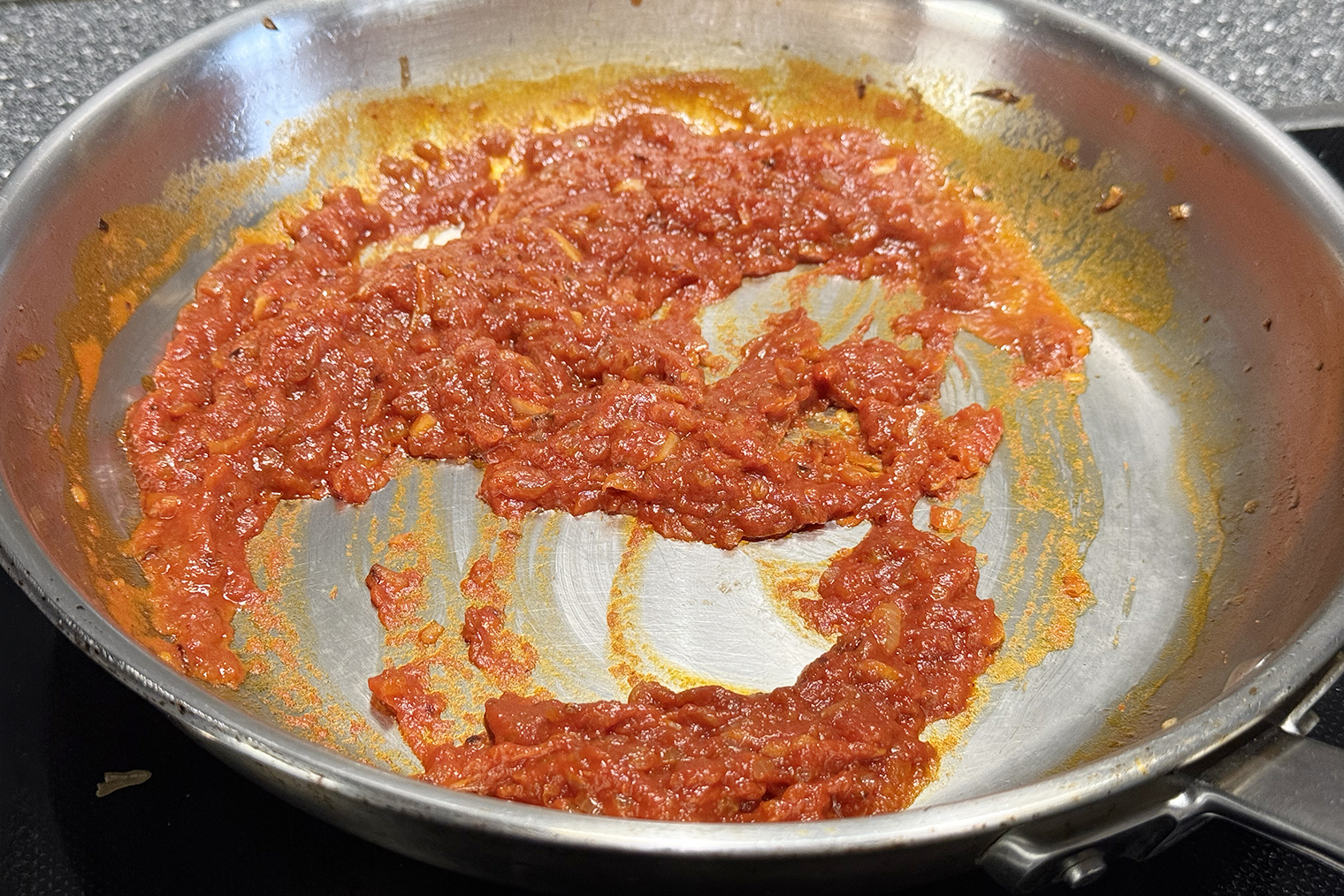 Содержимое сковороды должно напоминать жидковатую пасту