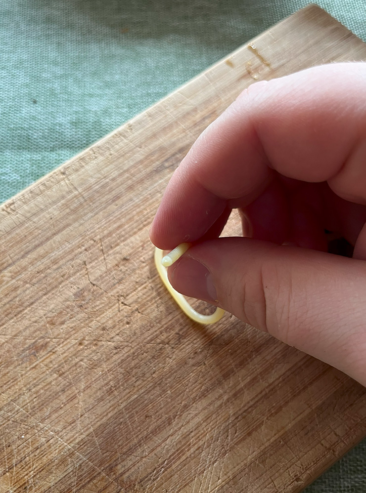 В середине среза макаронины, приготовленной до аль-денте, видна тонкая прослойка непроваренного теста