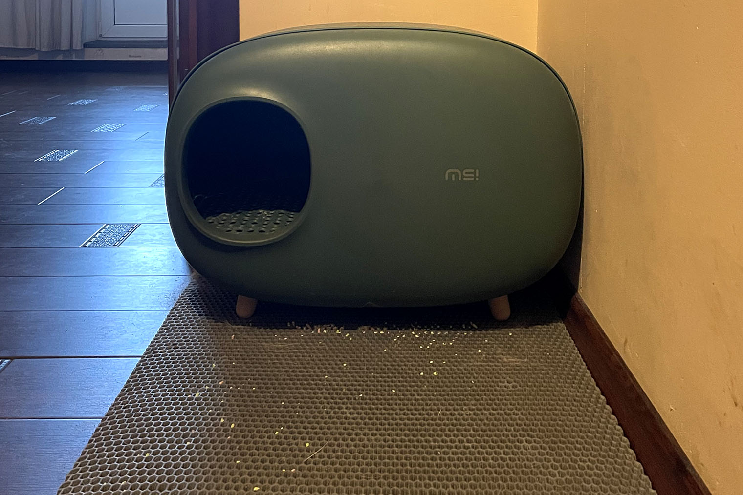 Такой лаконичный туалет-домик можно поставить в угол прихожей