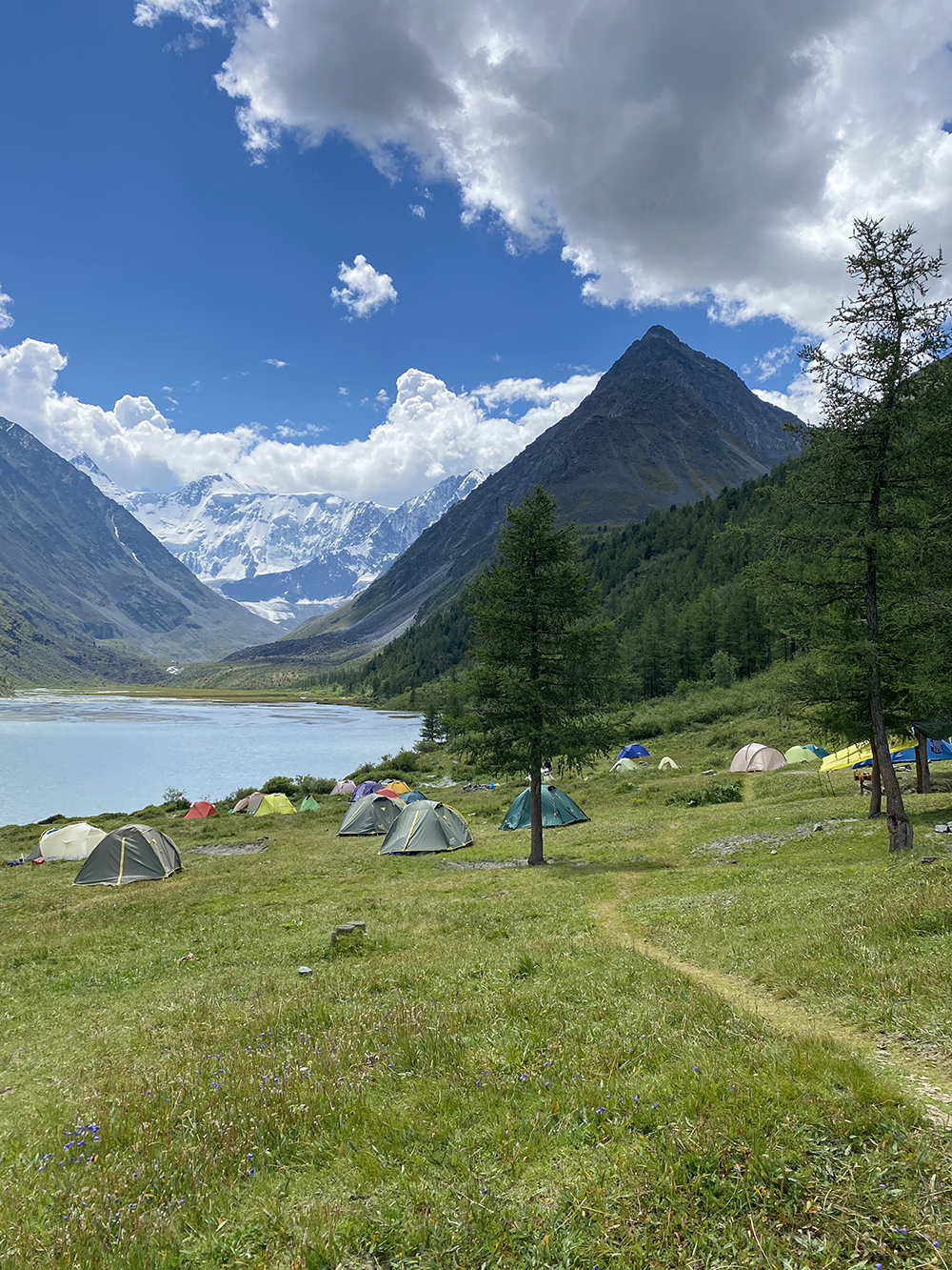 Вид на Белуху — одну из высочайших горных вершин России. Это наш палаточный лагерь. Непередаваемое ощущение, когда поутру, выползая из палатки, видишь такое