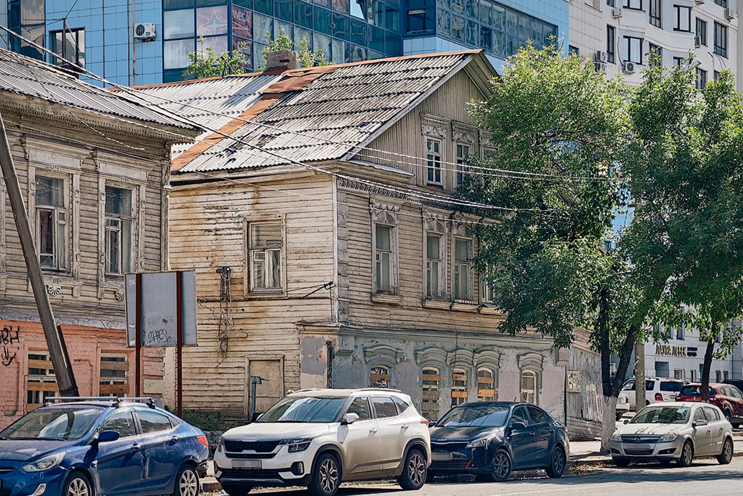 А здесь на старый квартал уже наступают новые дома