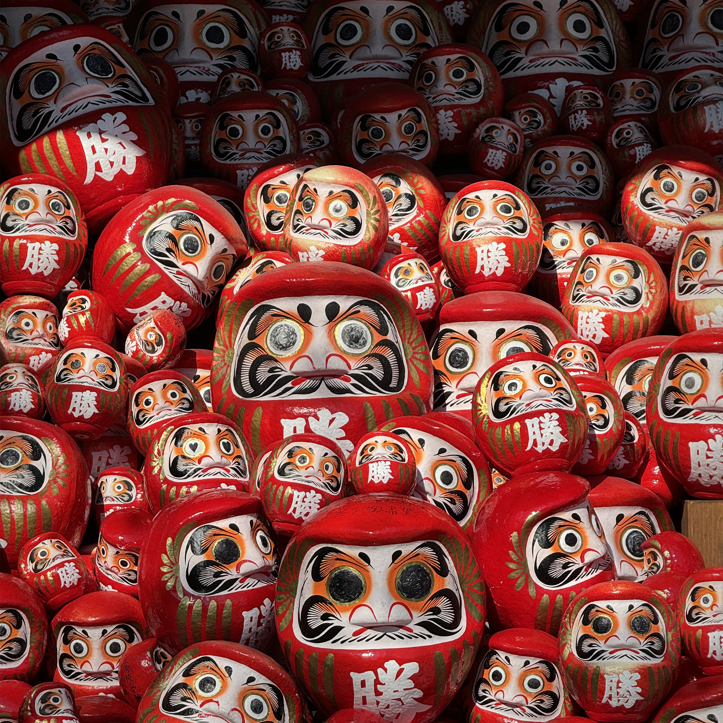 В храме Кацуо-дзи к северу от Осаки много дарум — кукол, которые должны помочь исполнить желание. Можно купить такую, загадать желание, закрасив ей один глаз черным цветом, и забрать с собой. Когда желание исполнится, даруму следует вернуть в храм, закрасив второй глаз