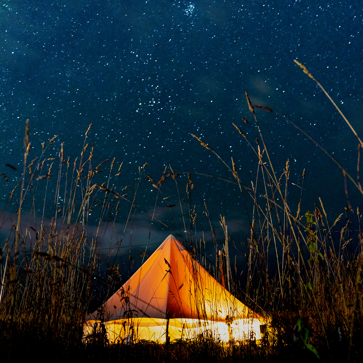 Та самая палатка с дровяной печкой и электроодеялом — атрибутами осеннего сезона