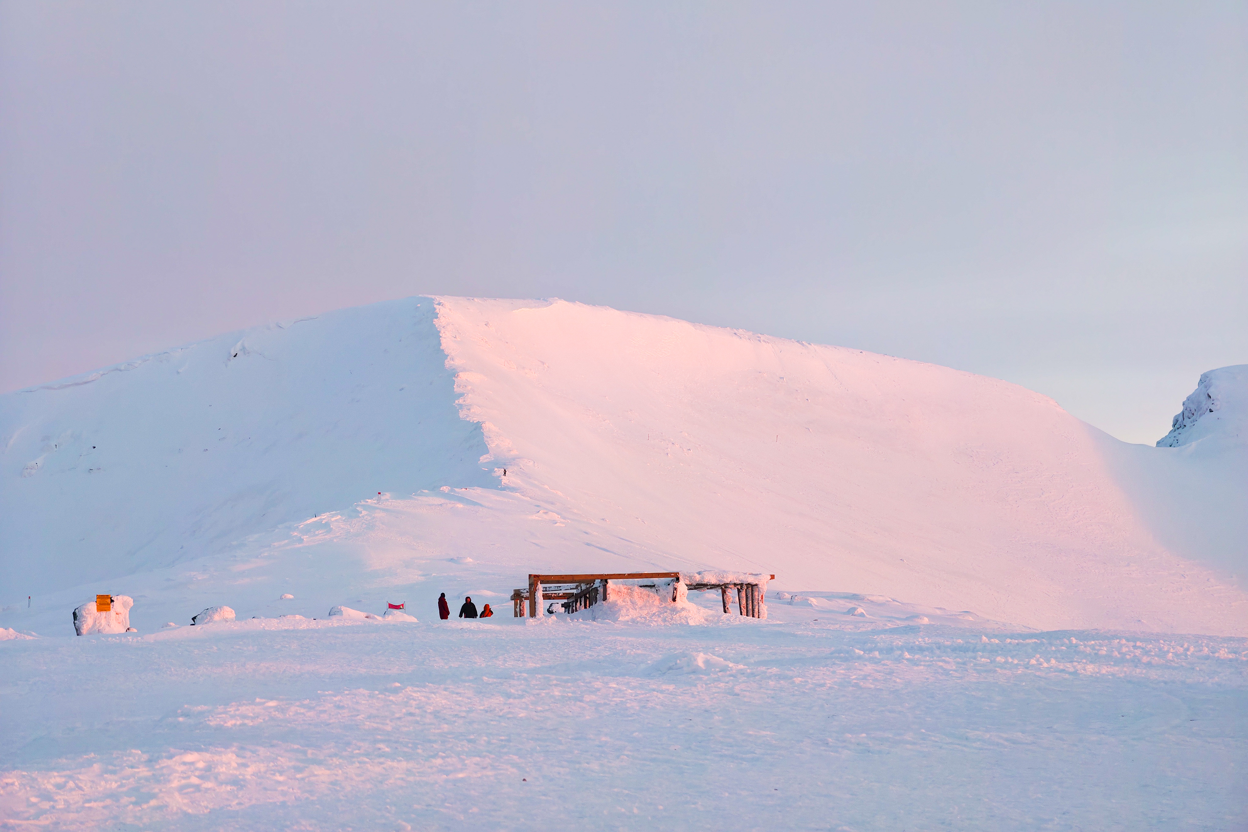 Смотровая площадка на горе Айкуайвенчорр. Подняться на нее можно по канатной дороге горнолыжного курорта «Большой Вудъявр». Лыжники начали съезжать вниз, а я, наоборот, пошла выше, чтобы полюбоваться этими сиренево-розовыми оттенками