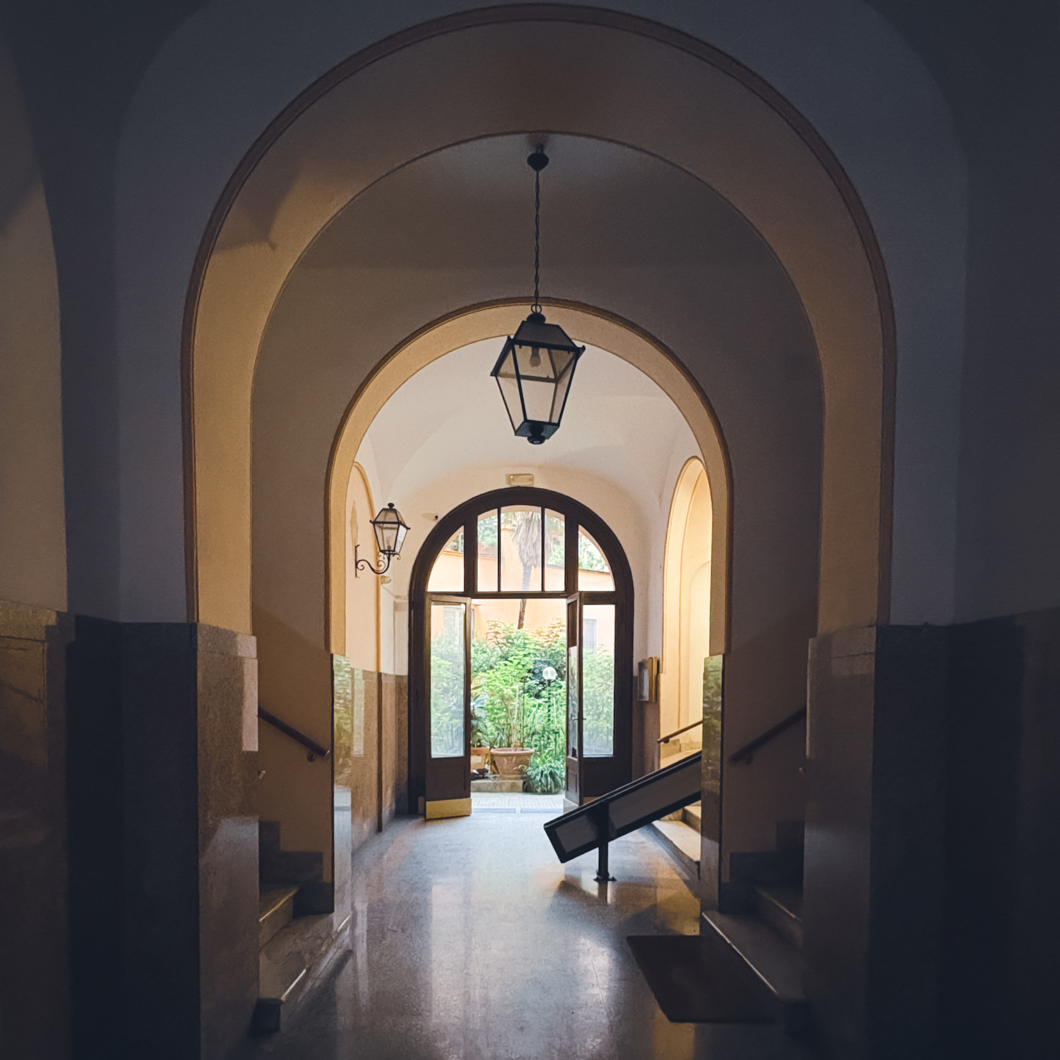 В парадной — высокие потолки, арки и массивные двери