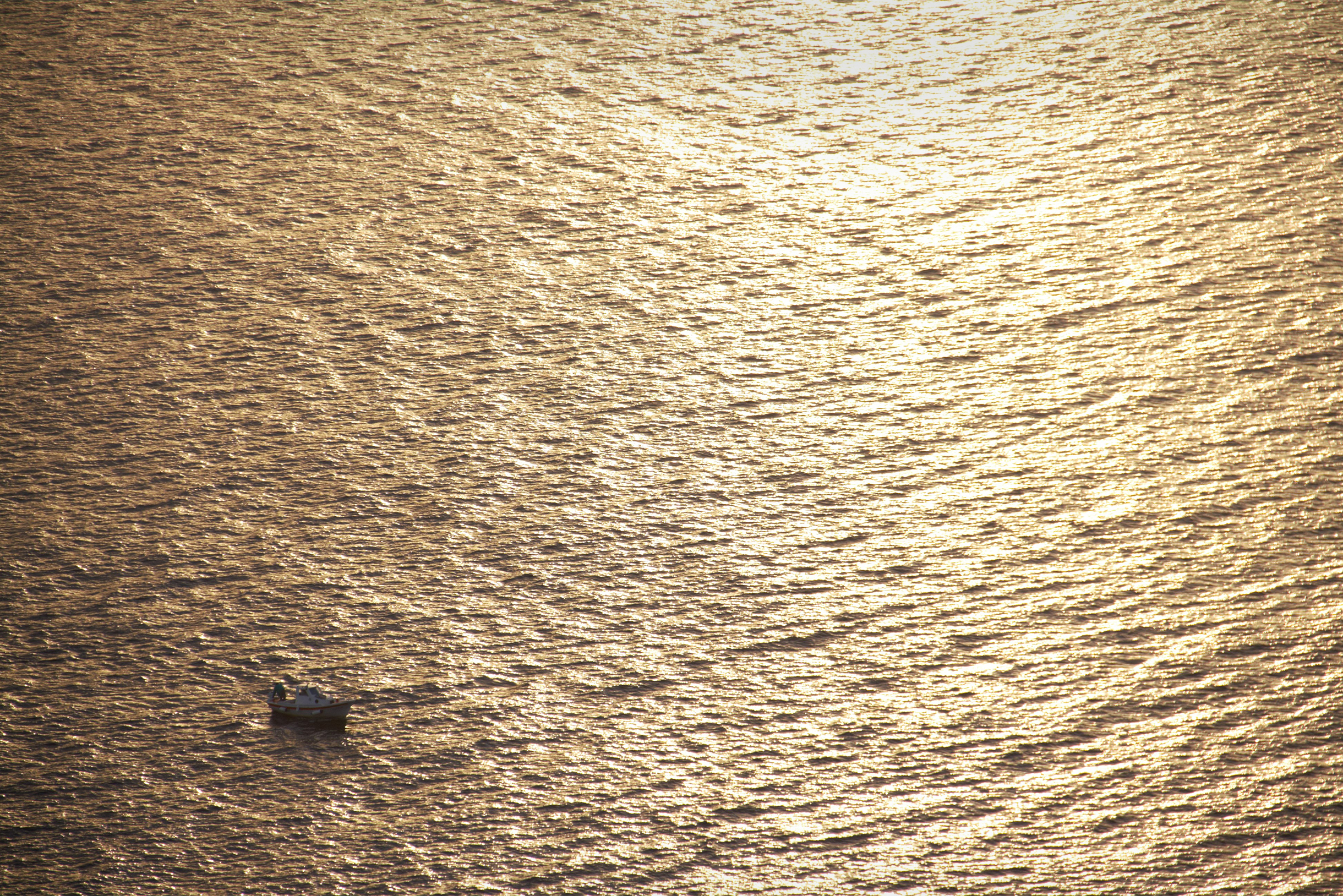 По вечерам на Санторини творилась настоящая алхимия, когда все окрашивалось в цвет золота