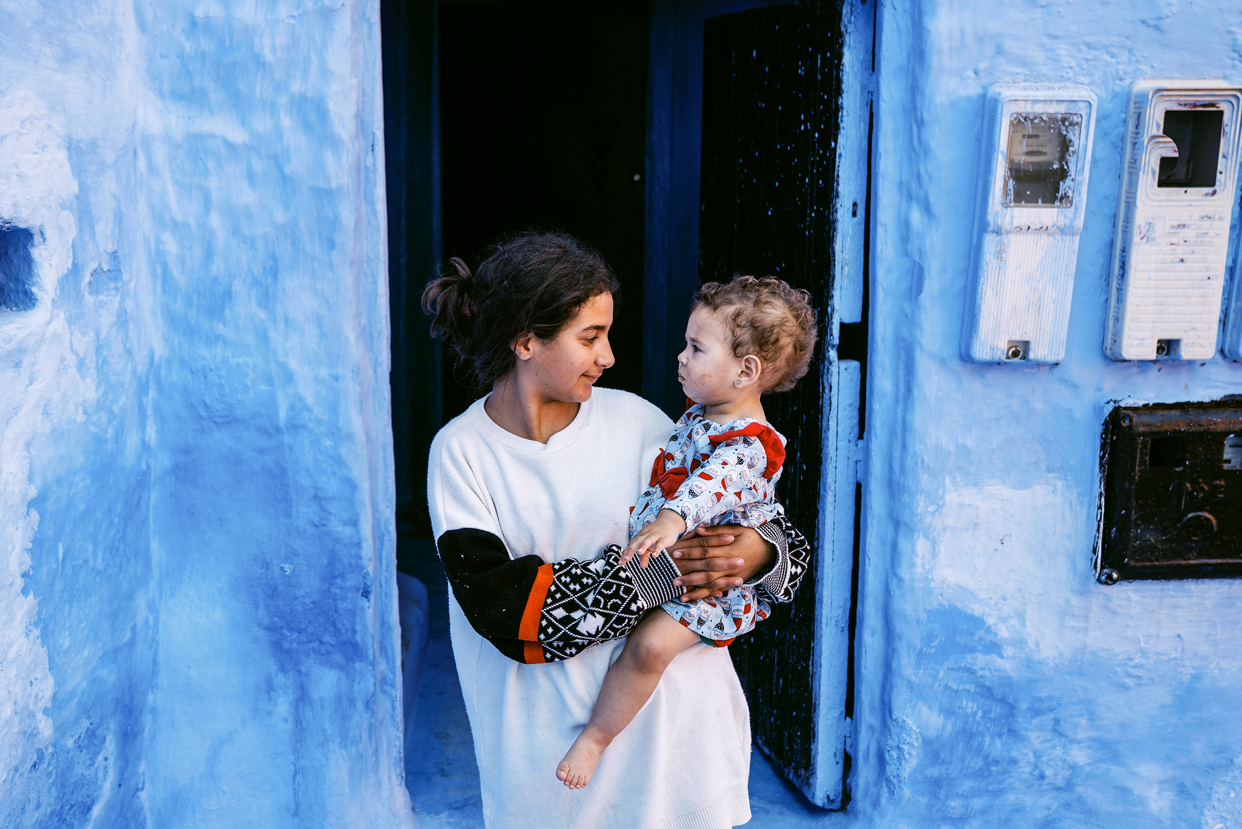 Когда проходил мимо девушки с ребенком, она мне приветливо улыбнулась. Я их сфотографировал и объяснил, что мне было бы интересно поснимать внутри, — она была не против