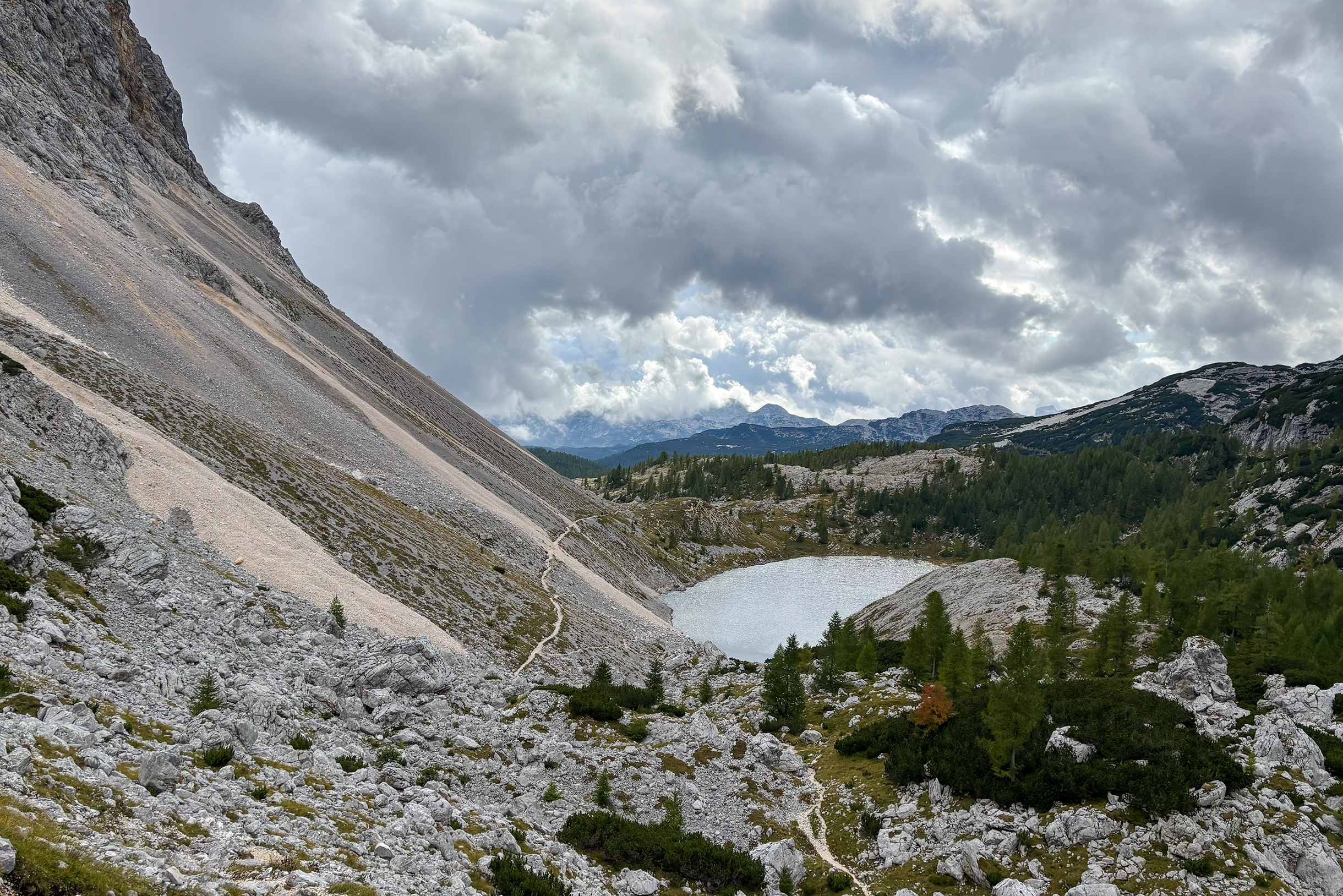 Подъем из долины Семи Озер, зелень вокруг заканчивалась