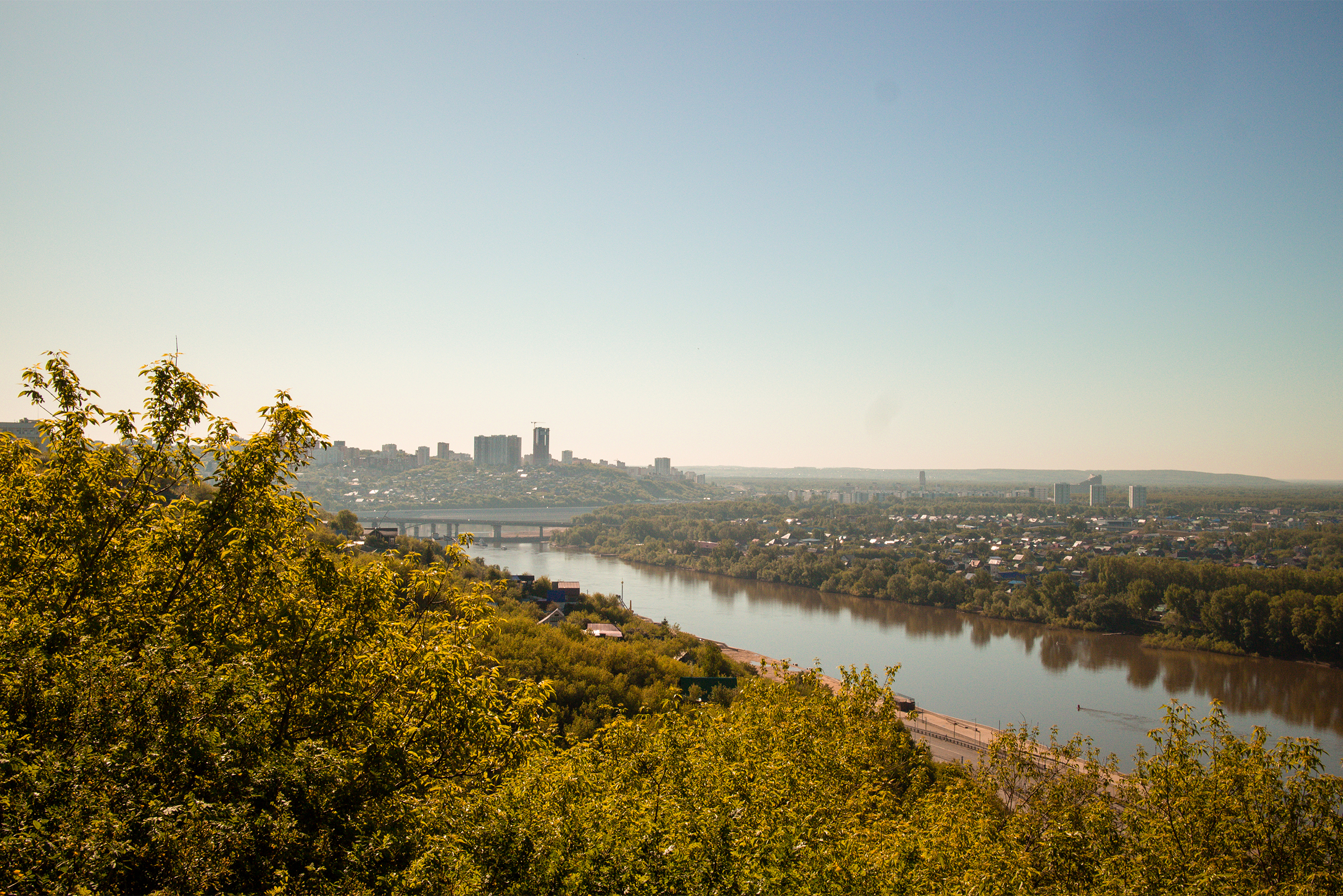 Вид на реку. Тишину нарушал только звук со стороны железнодорожного моста неподалеку. Хотя местные жаловались, что каждый год в городе остается все меньше деревьев, на первый взгляд, так не скажешь. Еще мне рассказали про провалы в асфальте, которые образуются весной. Это связано со спецификой почв: Уфа стоит на известняках, под ними постоянно циркулируют грунтовые воды, размывающие породы. Администрация в курсе ситуации, поэтому, надеюсь, для решения проблемы что-то предпринимается