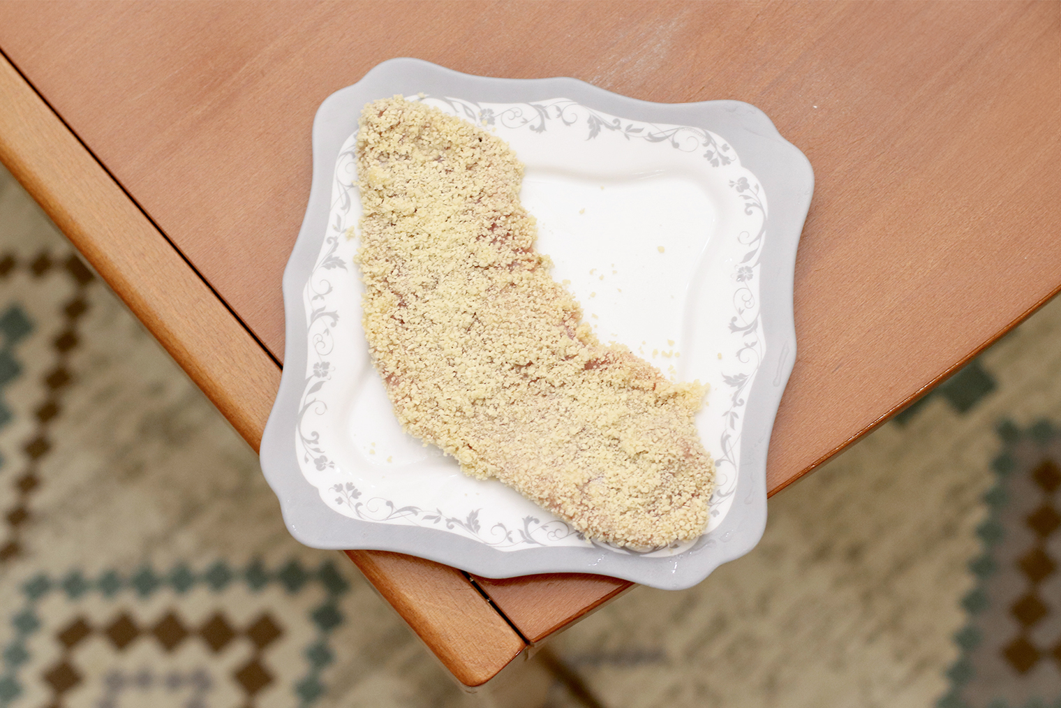 Шаг 4. Отбивные по очереди обваляйте в муке, яйце и сухарях. Старайтесь полностью покрывать мясо каждым ингредиентом