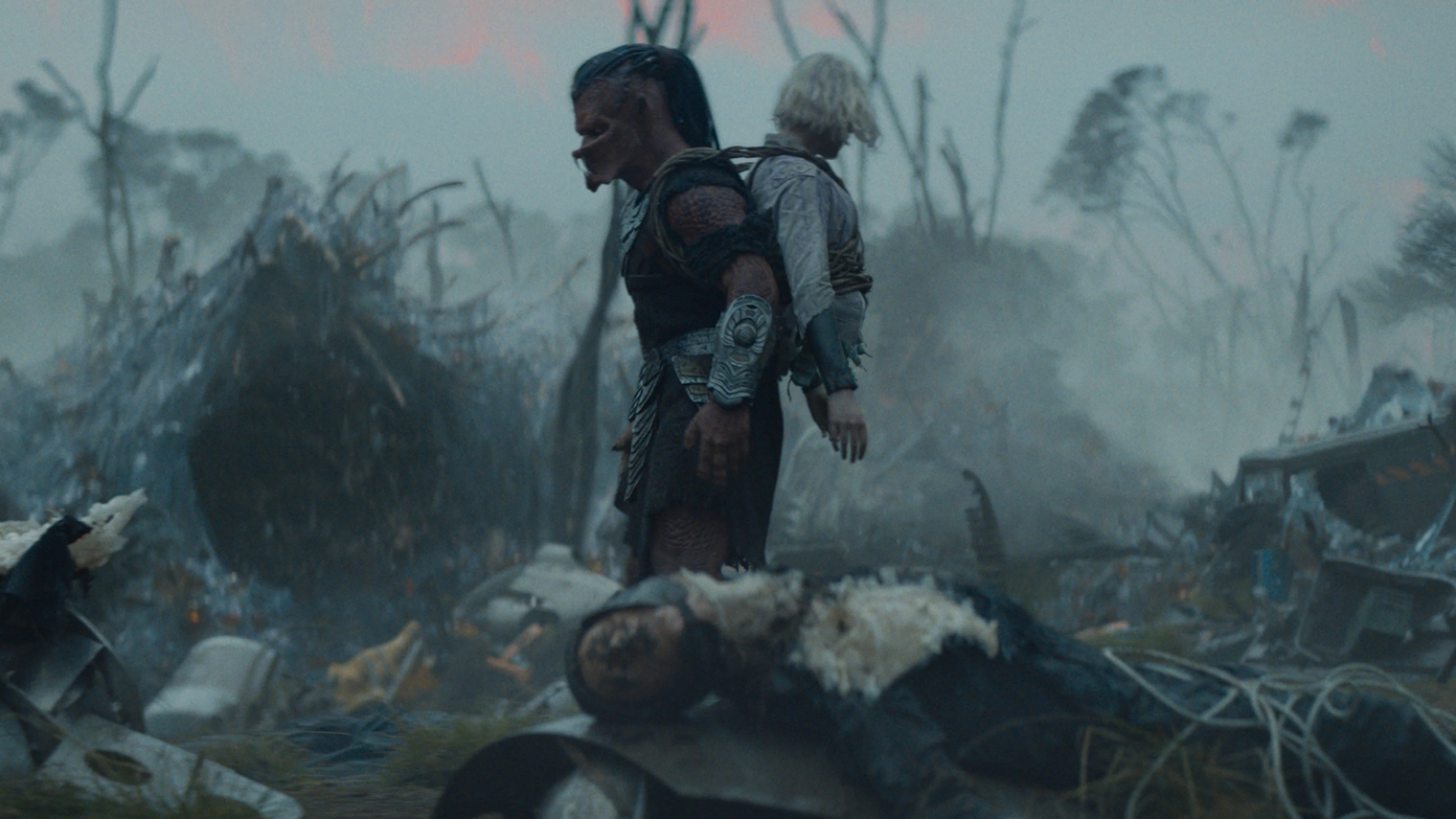 На съемках Коломатанги действительно носил Эль Фаннинг на спине. Ноги актрисы помещали в специальную тележку на колесах