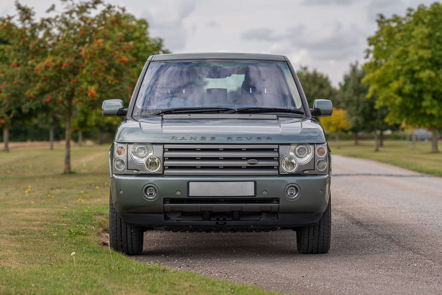 Дорестайлинговый Range Rover третьего поколения до сих пор выглядит актуальным, если найти ухоженную машину. Но сейчас это почти невозможно. Источник: collectingcars.com