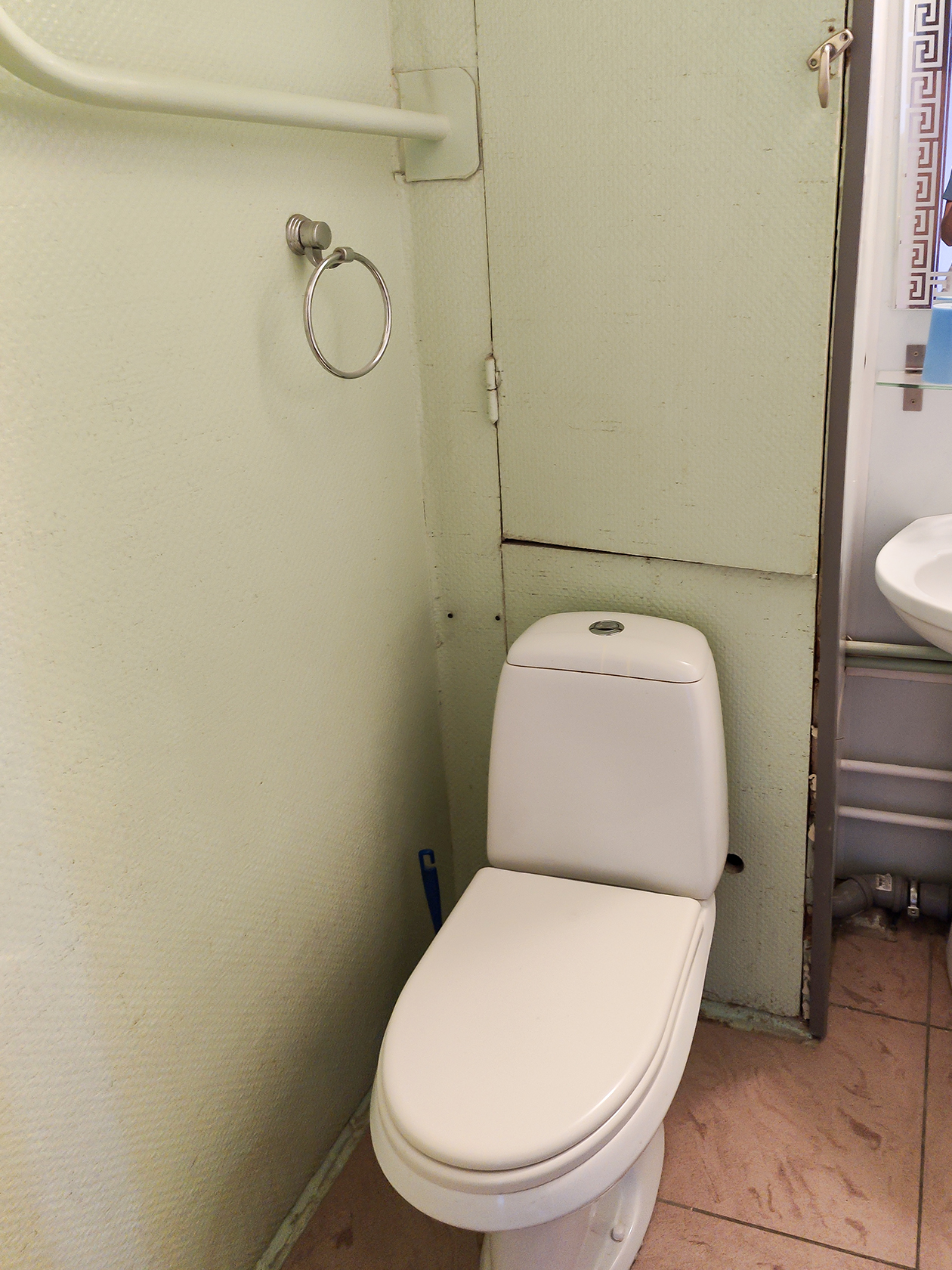 Короб из панелей ПВХ чтобы спрятать трубы в ванной комнате где стояки холодной и горячей воды.