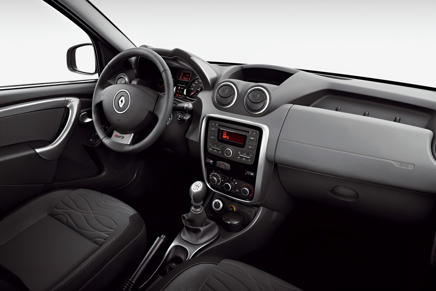 Интерьер у Duster простой, эргономика места водителя далека от идеала. Источник: Renault