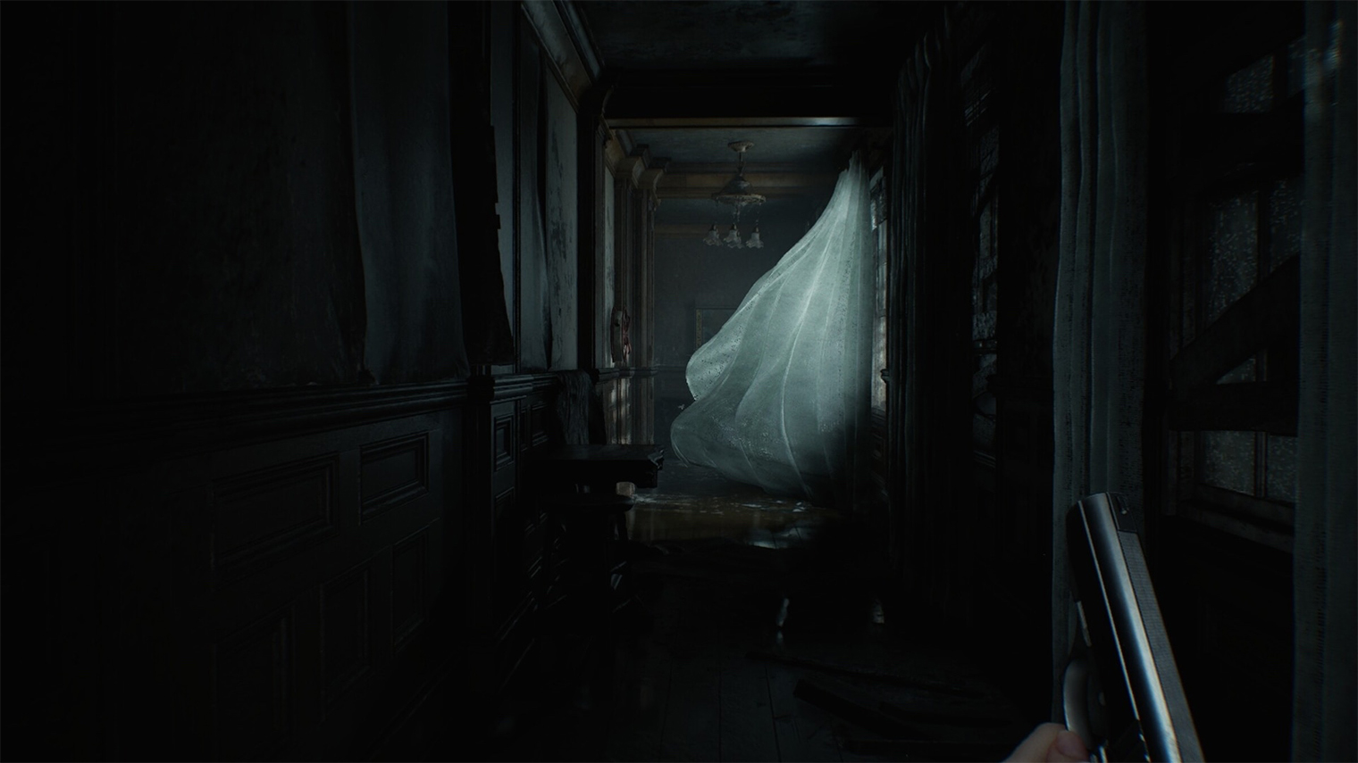 Разработчики рекомендуют играть за Грейс от первого лица, но можно переключиться и на вид от третьего