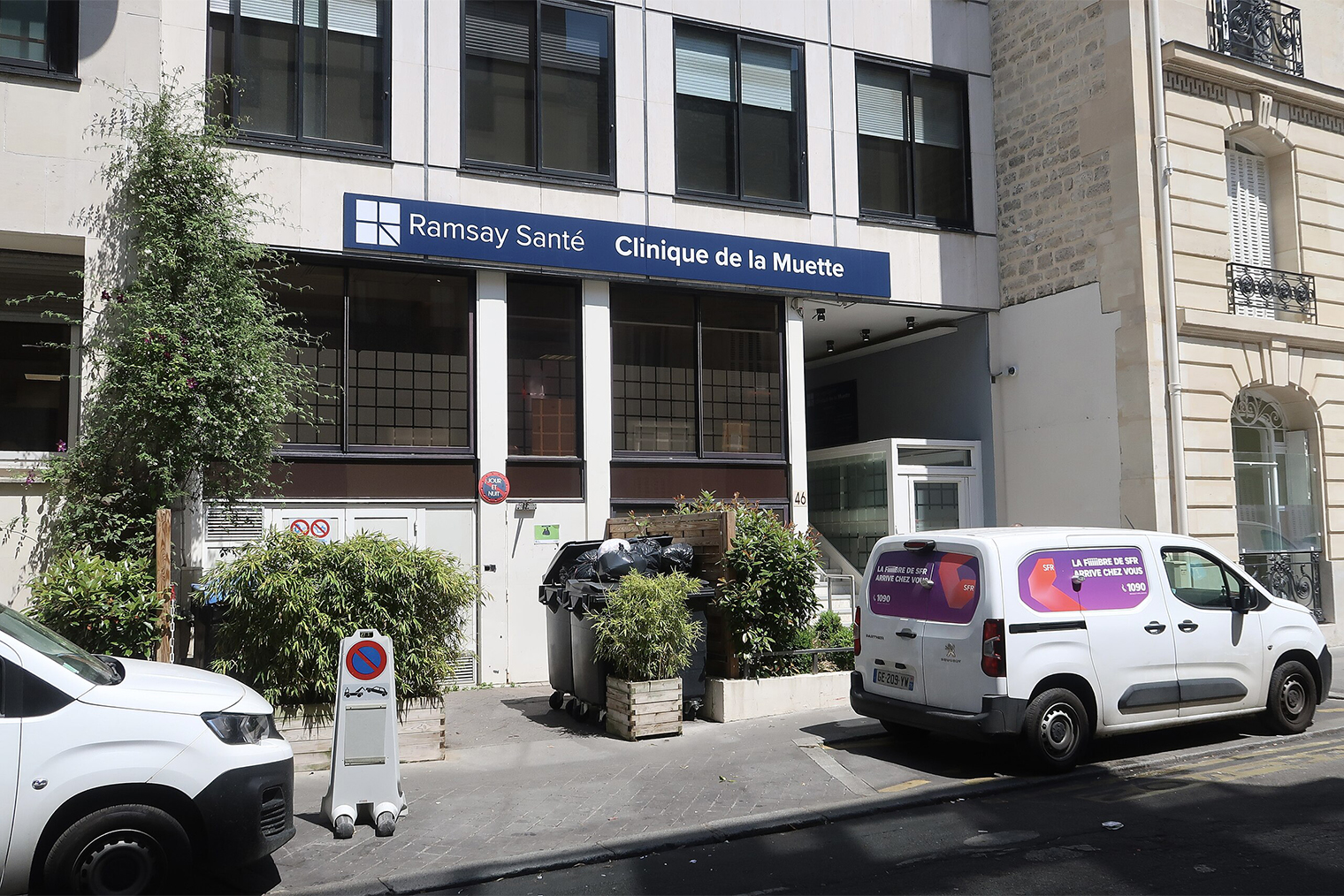 Клиника La Muette — одна из старейших частных клиник Парижа — была открыта в 1948 году. Она расположена прямо в жилом квартале 16-го округа — узкое здание, встроенное в старый османовский дом 19 века. С улицы вход почти незаметен. Источник: Polymagou / Wikimedia