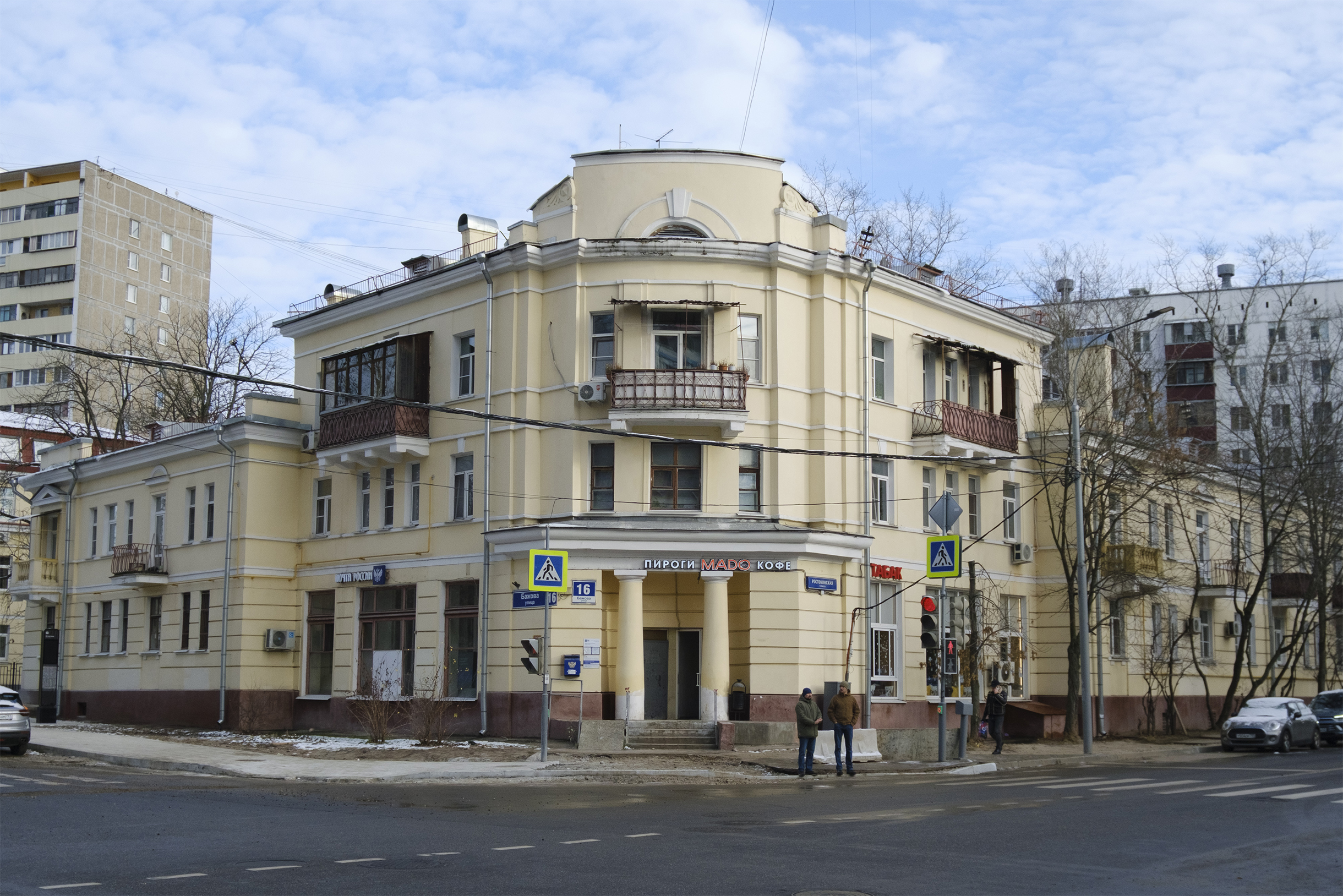 Варианты старой застройки на одном фото